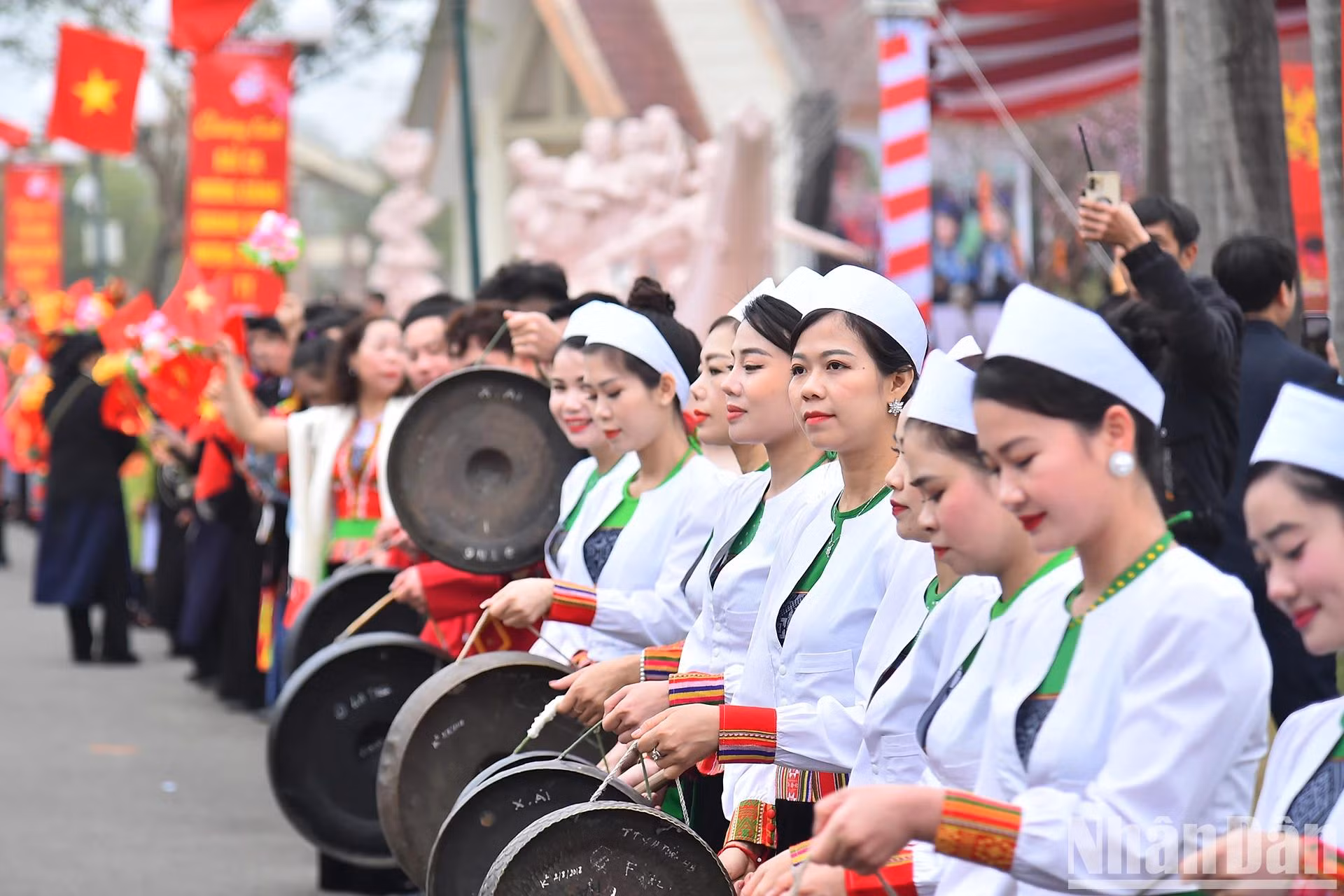 Representantes de los grupos étnicos en la aldea dan la bienvenida al presidente Luong Cuong y a otros líderes del Partido y del Estado.