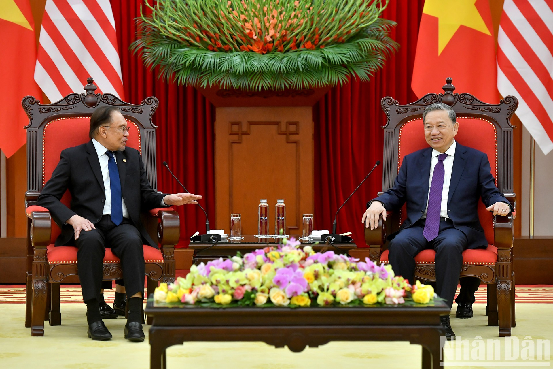 El secretario general del PCV, To Lam, recibe al primer ministro malasio, Malaysia Anwar Ibrahim.