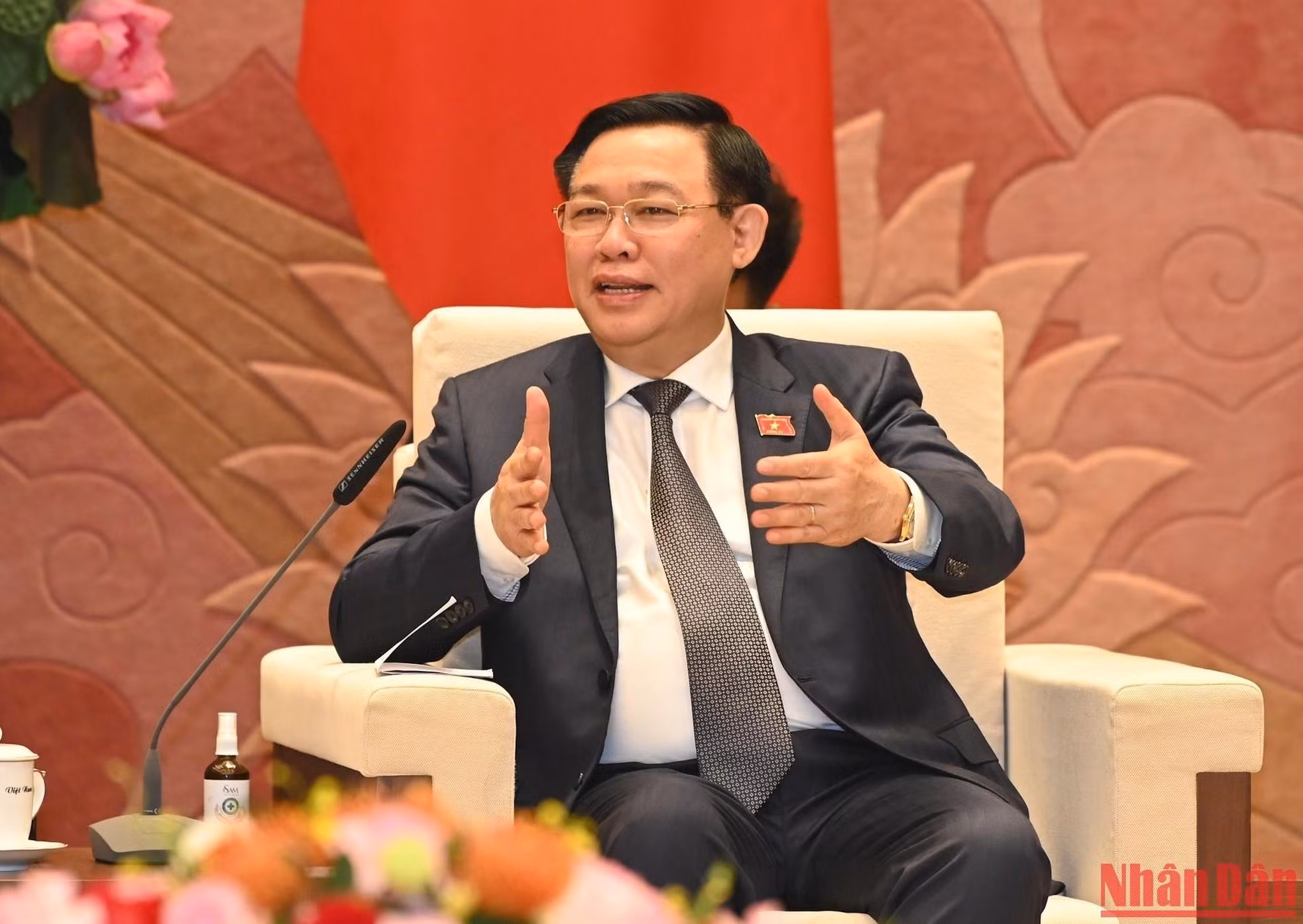 El presidente de la AN, Vuong Dinh Hue, habla en la reunión.
