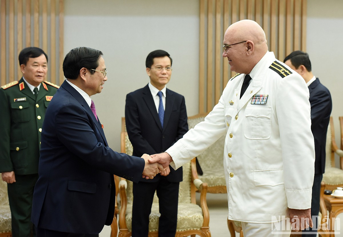 El primer ministro Pham Minh Chinh saluda a los miembros de la delegación. El primer ministro Pham Minh Chinh saluda a los miembros de la delegación.
