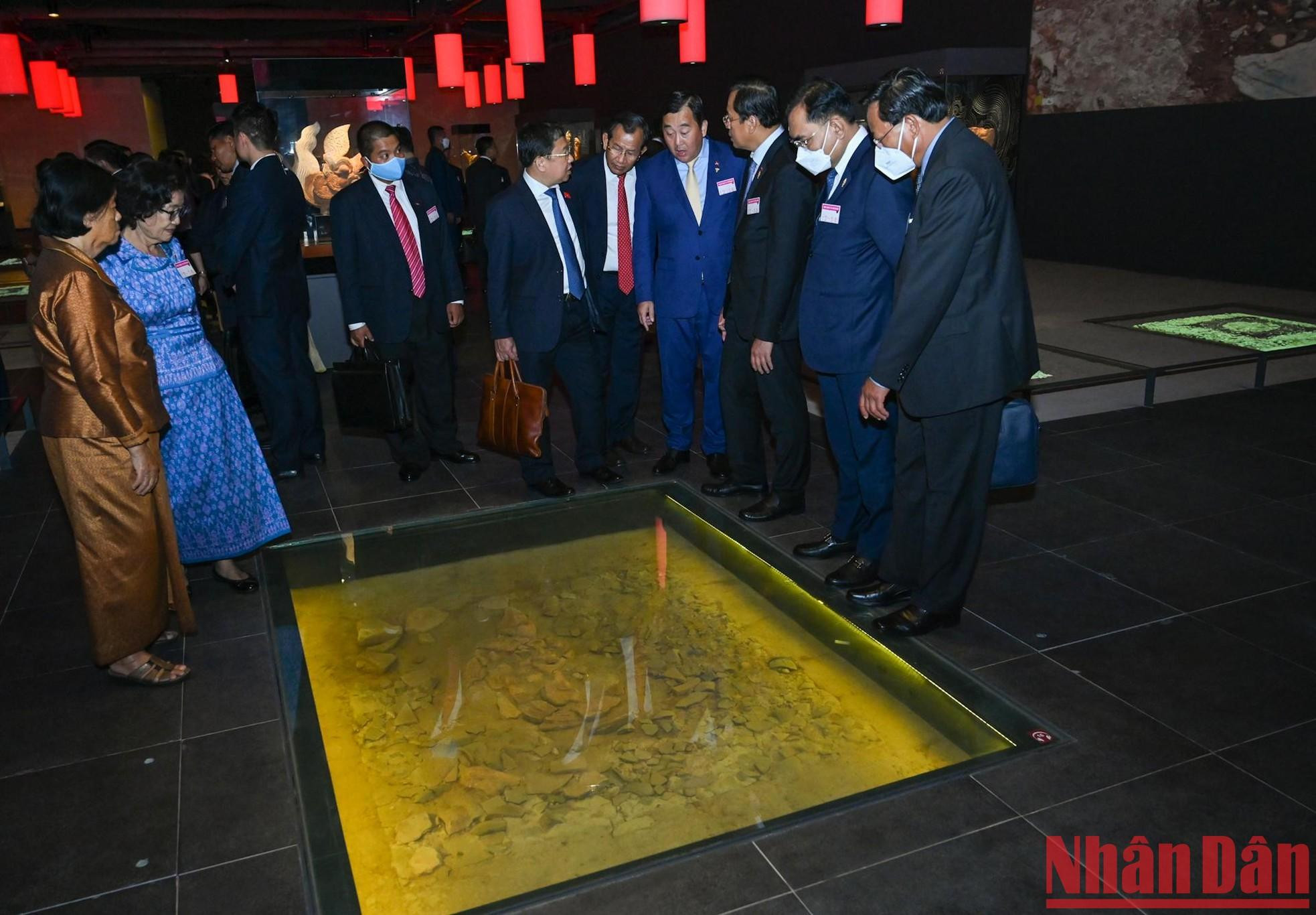 Los delegados camboyanos visitan la Zona de exhibición de hallazgos arqueológicos subterráneos de la Casa del Parlamento vietnamita.
