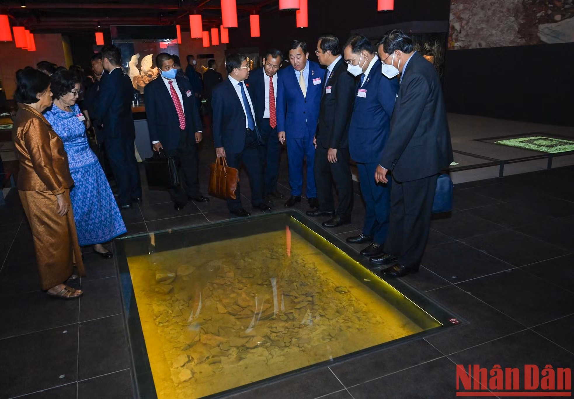 Los delegados camboyanos visitan la Zona de exhibición de hallazgos arqueológicos subterráneos de la Casa del Parlamento vietnamita.