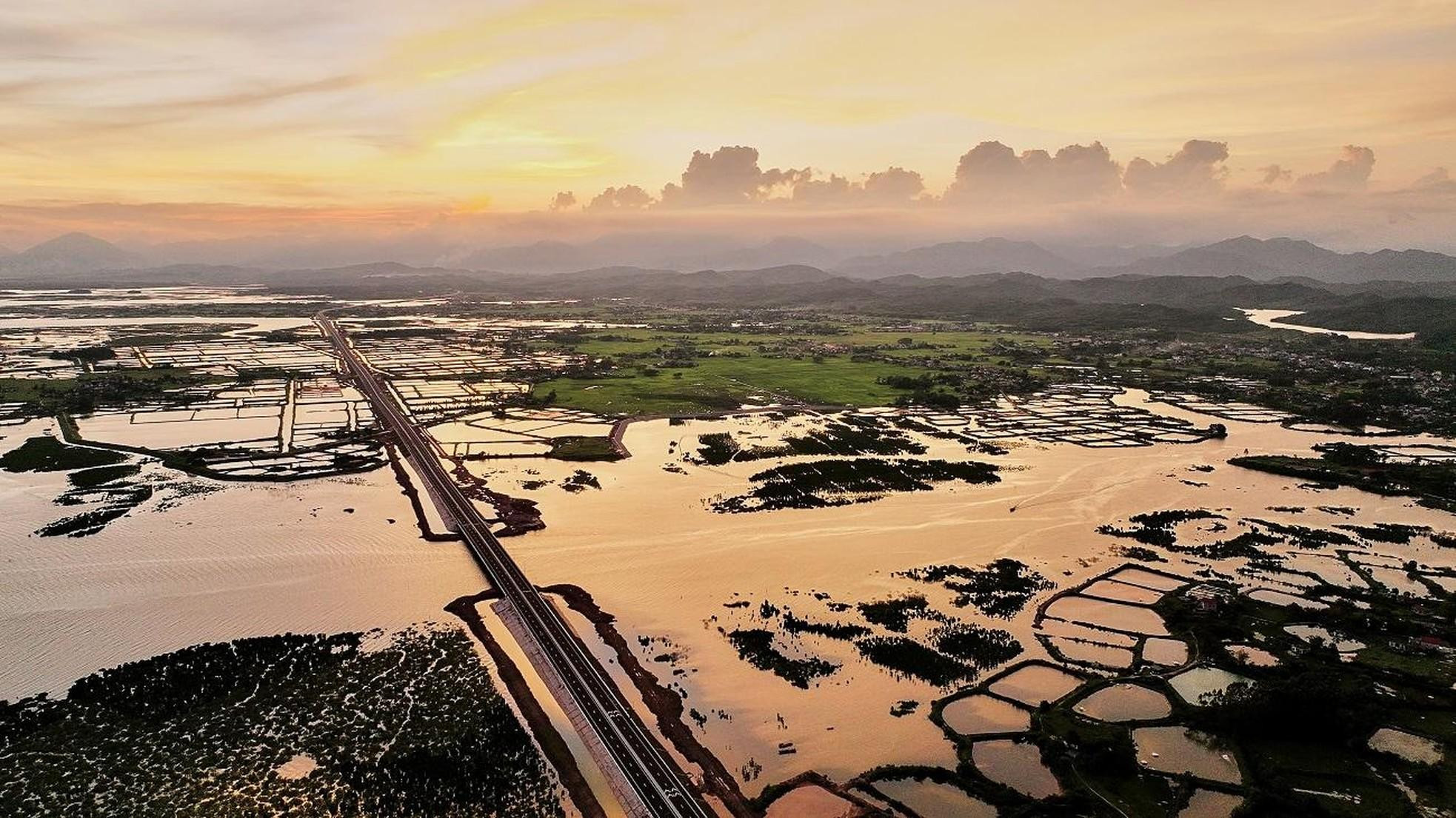 La autopista recorre diferentes topografías, incluyendo áreas montañosas, costeras y urbanas. La autopista recorre diferentes topografías, incluyendo áreas montañosas, costeras y urbanas.