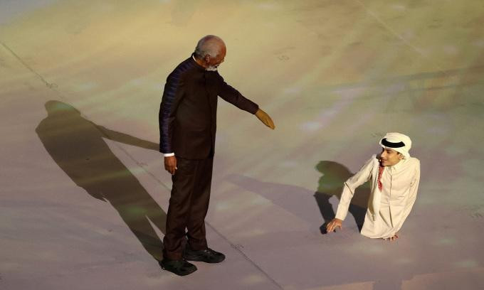 El actor estadounidense Morgan Freeman, el youtuber qatarí Ghanim al-Muftah participan en la ceremonia inaugural. (Foto: Reuters)