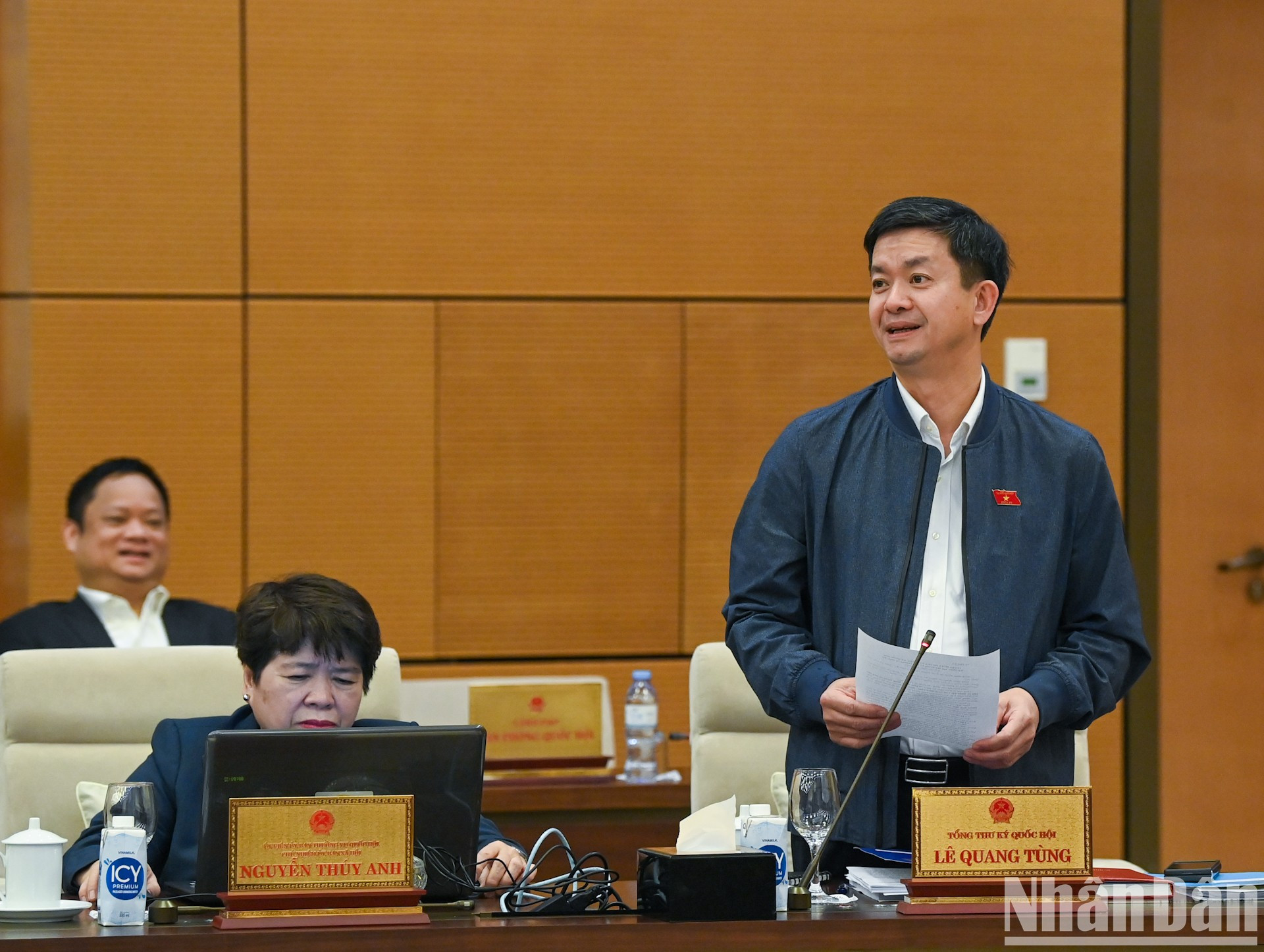 El secretario general y jefe de la Oficina Parlamentaria, Le Quang Tung, interviene en la cita.