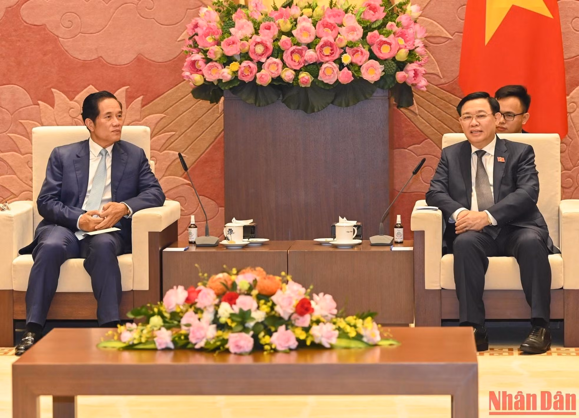 El presidente de la AN, Vuong Dinh Hue, y el gobernador de Phnom Penh, Khuong Sreng.