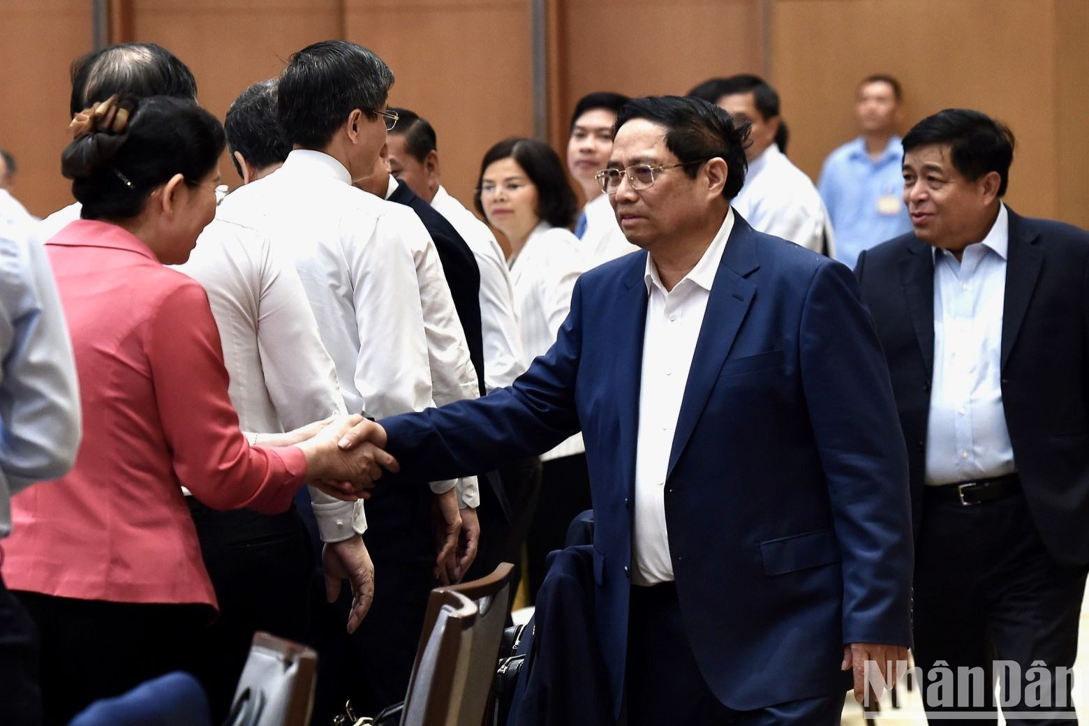 El primer ministro de Vietnam, Pham Minh Chinh, también presidente del Consejo Coordinador del Delta del Río Rojo, junto con los delegados a la cita. El primer ministro de Vietnam, Pham Minh Chinh, también presidente del Consejo Coordinador del Delta del Río Rojo, junto con los delegados a la cita.