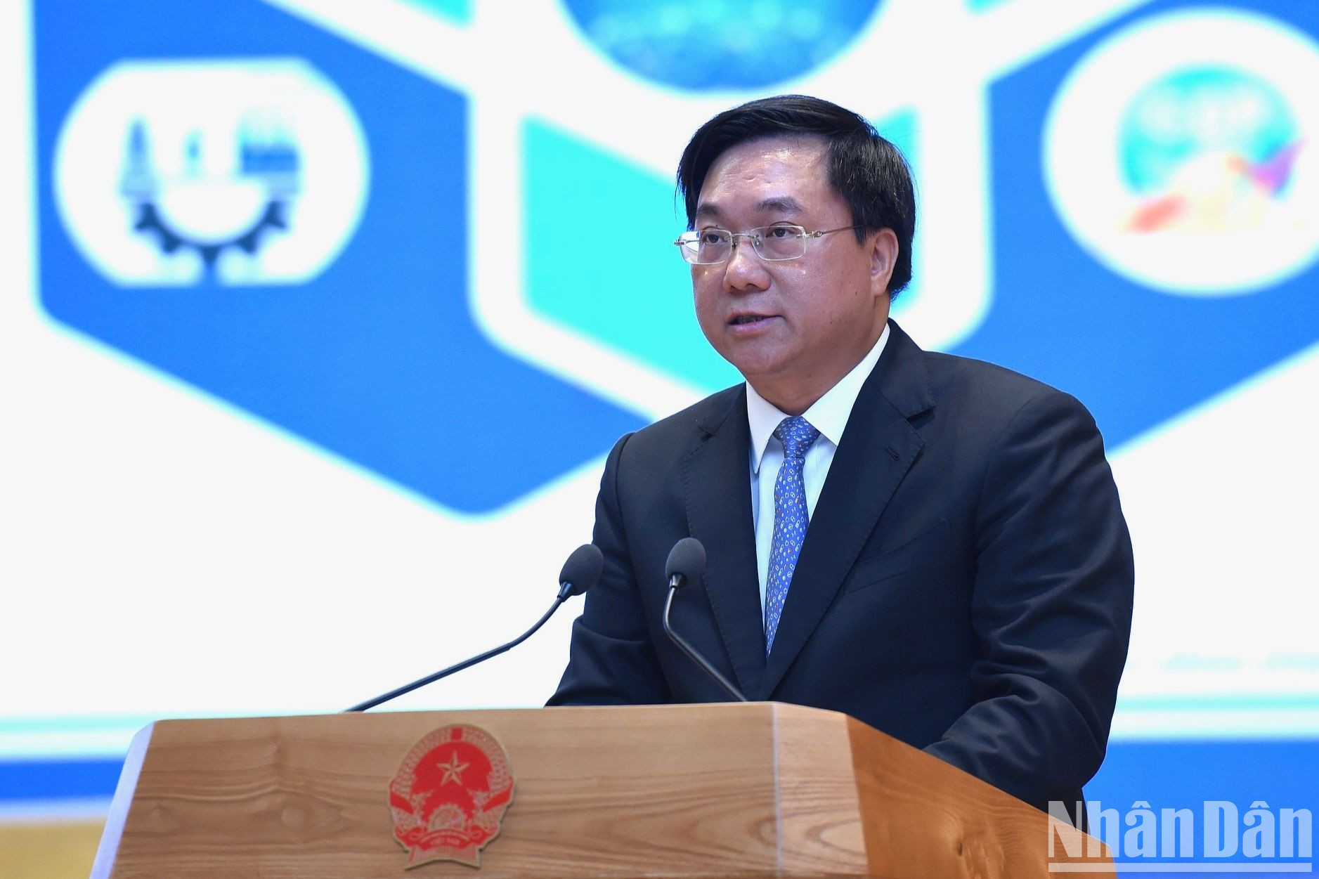 El viceministro de Planificación e Inversiones, Tran Duy Dong, interviene en la reunión. El viceministro de Planificación e Inversiones, Tran Duy Dong, interviene en la reunión.