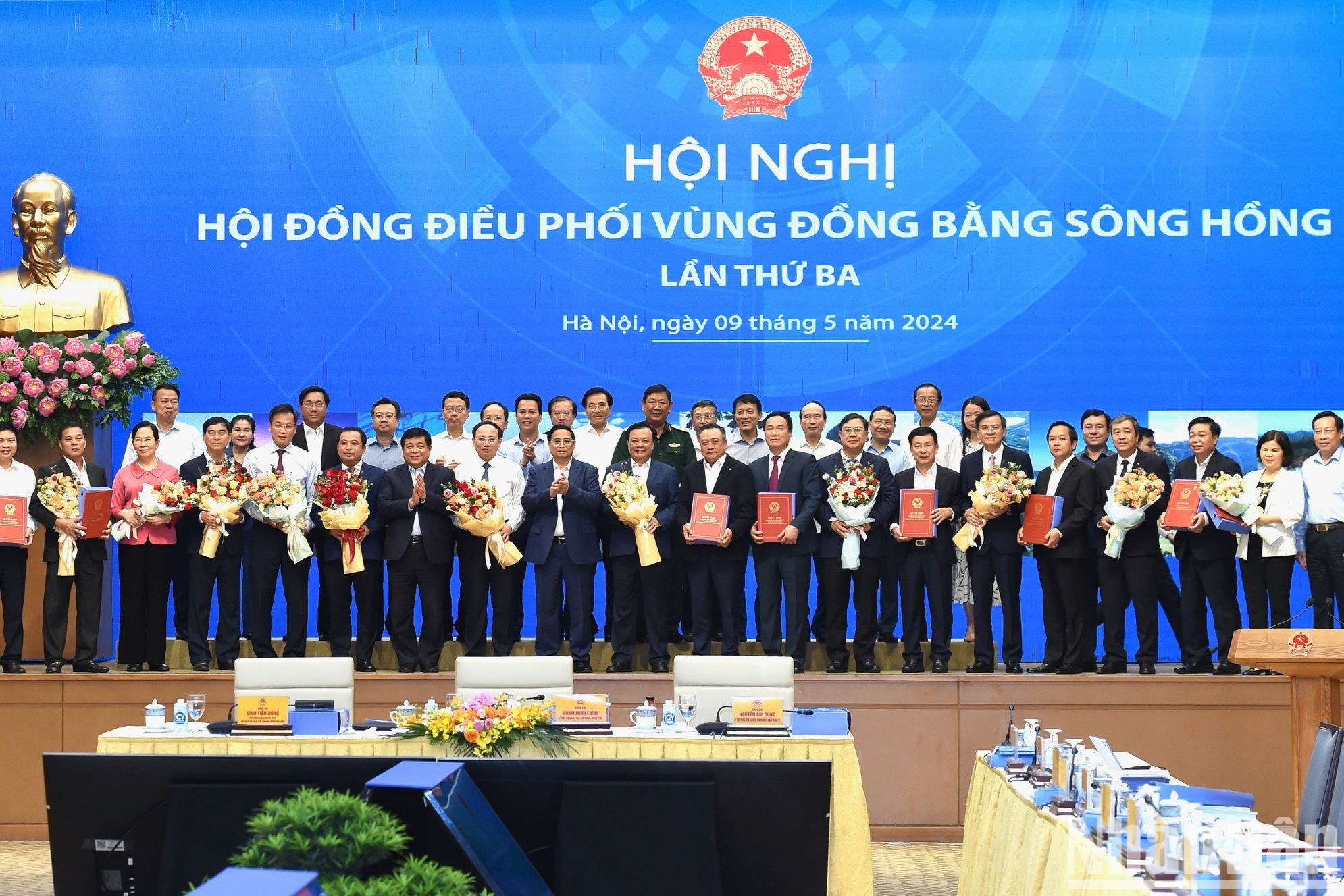 El primer ministro Pham Minh Chinh entrega la Decisión que aprueba la Planificación de la región del Delta del Río Rojo. El primer ministro Pham Minh Chinh entrega la Decisión que aprueba la Planificación de la región del Delta del Río Rojo.