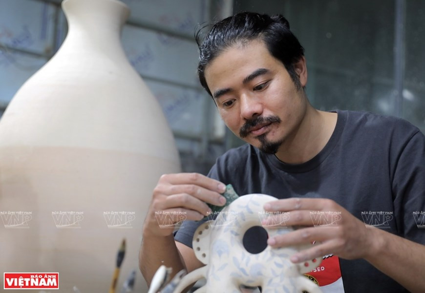 El artista Bui Quoc Khanh ha creado personajes contemporáneos a partir de cerámicas, que se consideran estructuras limitadas y frágiles, a partir de las cuales insuflar vida a un trabajo minucioso hasta el más mínimo detalle (Foto: VNA) El artista Bui Quoc Khanh ha creado personajes contemporáneos a partir de cerámicas, que se consideran estructuras limitadas y frágiles, a partir de las cuales insuflar vida a un trabajo minucioso hasta el más mínimo detalle (Foto: VNA)