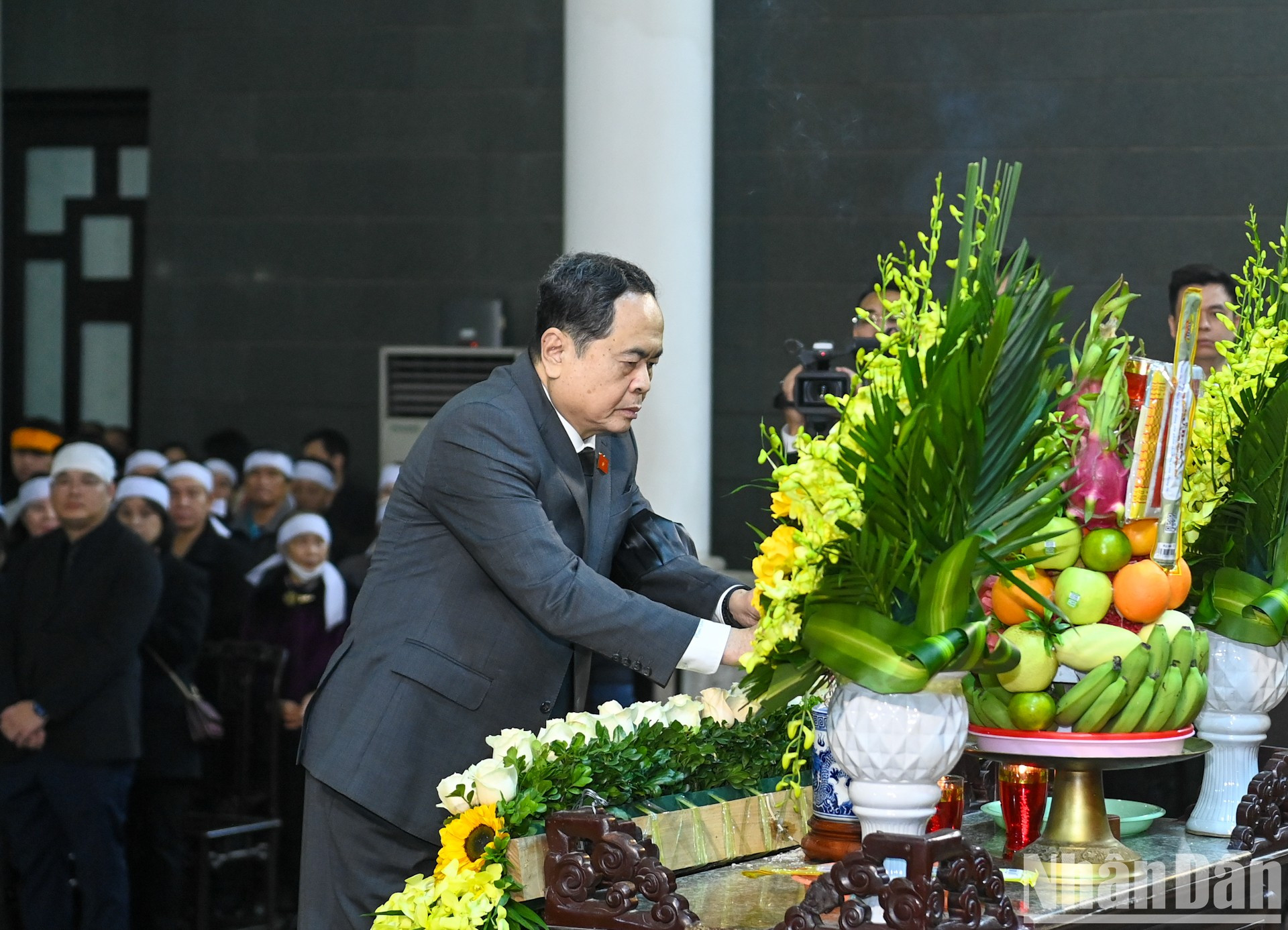 El presidente de la Asamblea Nacional, Tran Thanh Man, ofrece incienso para rendir homenaje al general Nguyen Quyet.