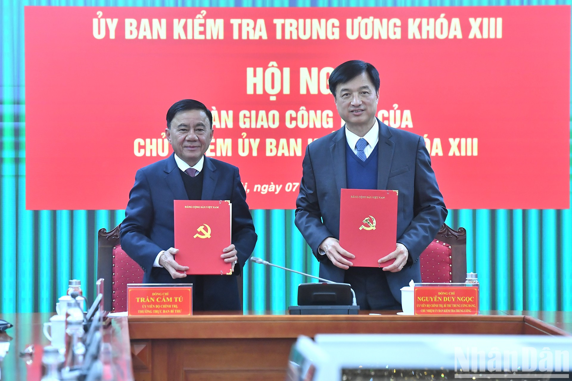 Tran Cam Tu, miembro del Buró Político, miembro permanente del Secretariado y ex jefe de la Comisión de Control Disciplinario del PCV, y Nguyen Duy Ngoc, miembro del Buró Político, miembro del Secretariado y jefe de la Comisión de Control Disciplinario del PCV, firman el acta de relevo.