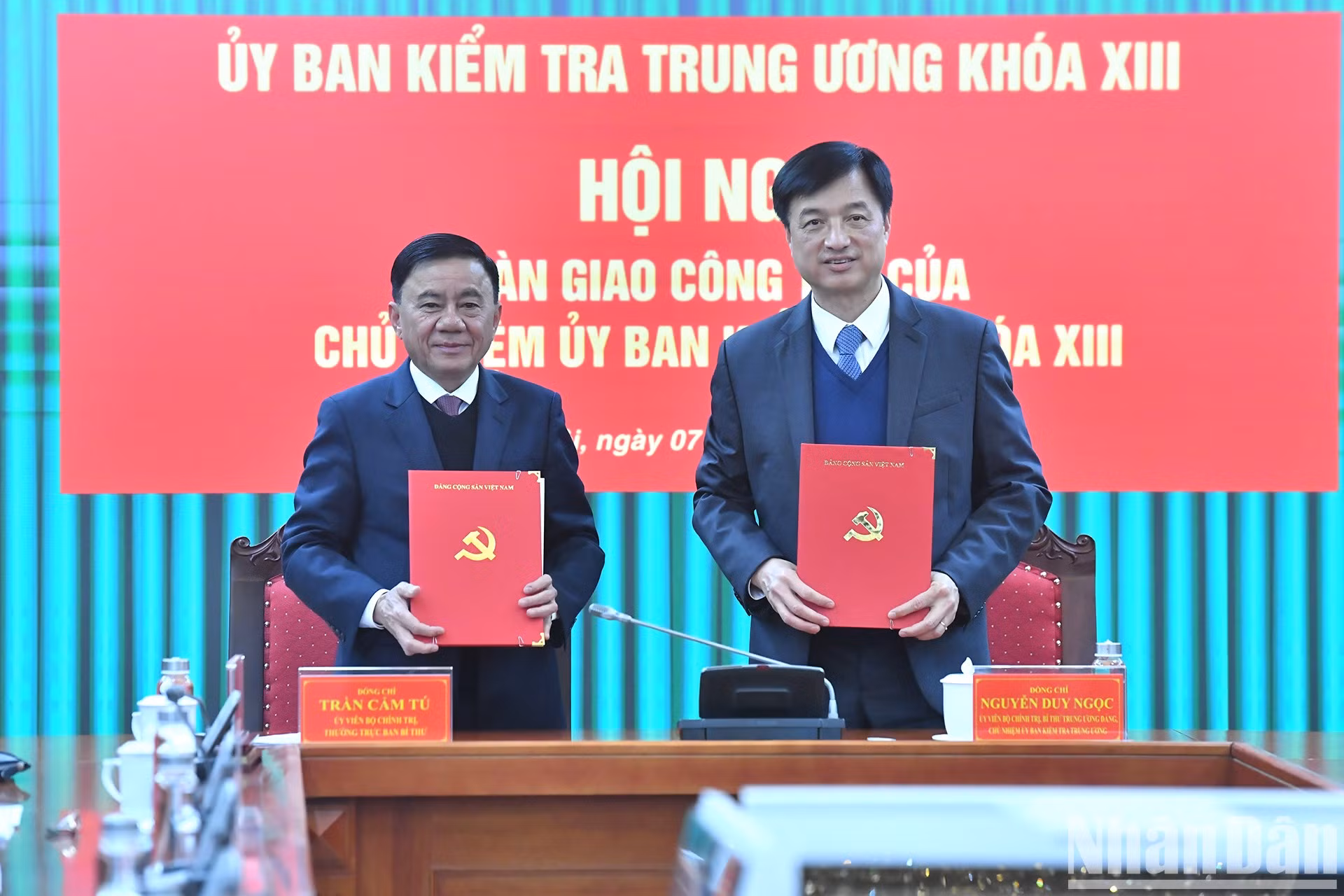 Tran Cam Tu, miembro del Buró Político, miembro permanente del Secretariado y ex jefe de la Comisión de Control Disciplinario del PCV, y Nguyen Duy Ngoc, miembro del Buró Político, miembro del Secretariado y jefe de la Comisión de Control Disciplinario del PCV, firman el acta de relevo.