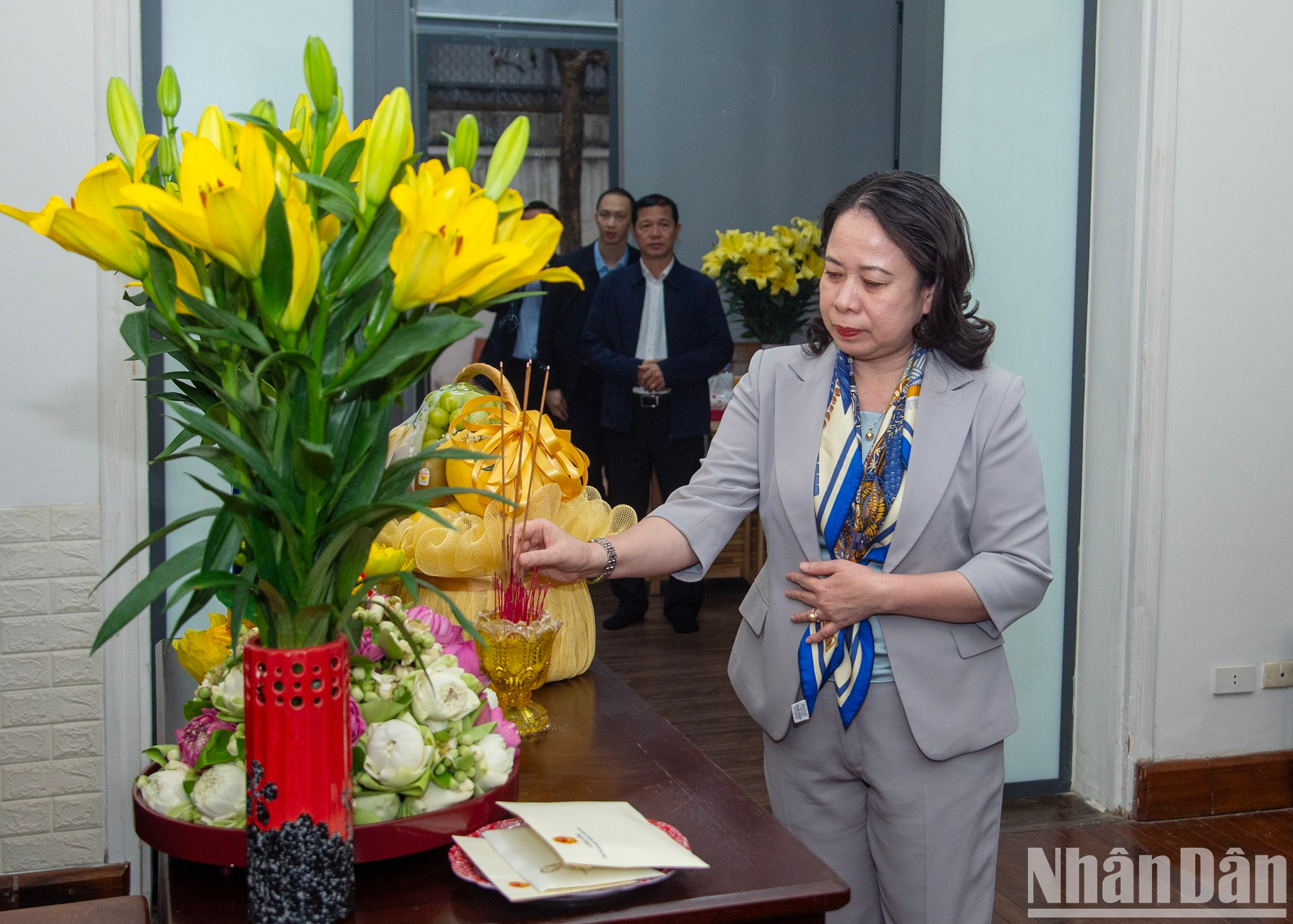 La vicepresidenta Vo Thi Anh Xuan ofrece incienso en memoria del difunto secretario general del PCV, Nguyen Phu Trong. La vicepresidenta Vo Thi Anh Xuan ofrece incienso en memoria del difunto secretario general del PCV, Nguyen Phu Trong.