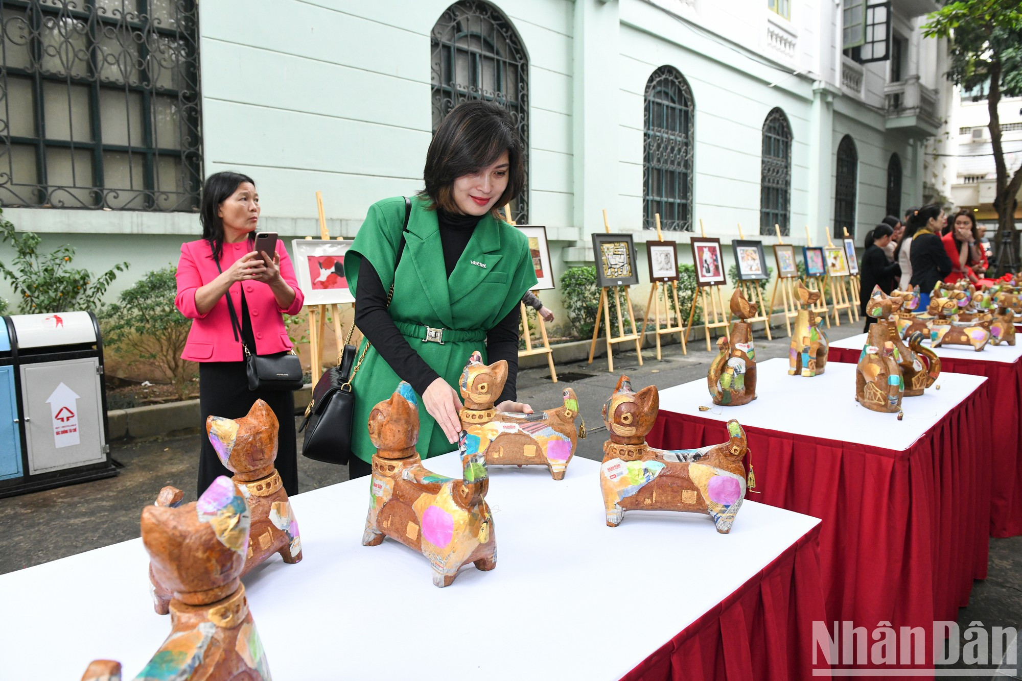El proyecto también presenta 15 piezas al óleo de 15 pintores contemporáneos, en las cuales el gato representa la aspiración de dedicarse al arte y el deseo de un año feliz, renovador y próspero. (Foto: Thanh Dat)