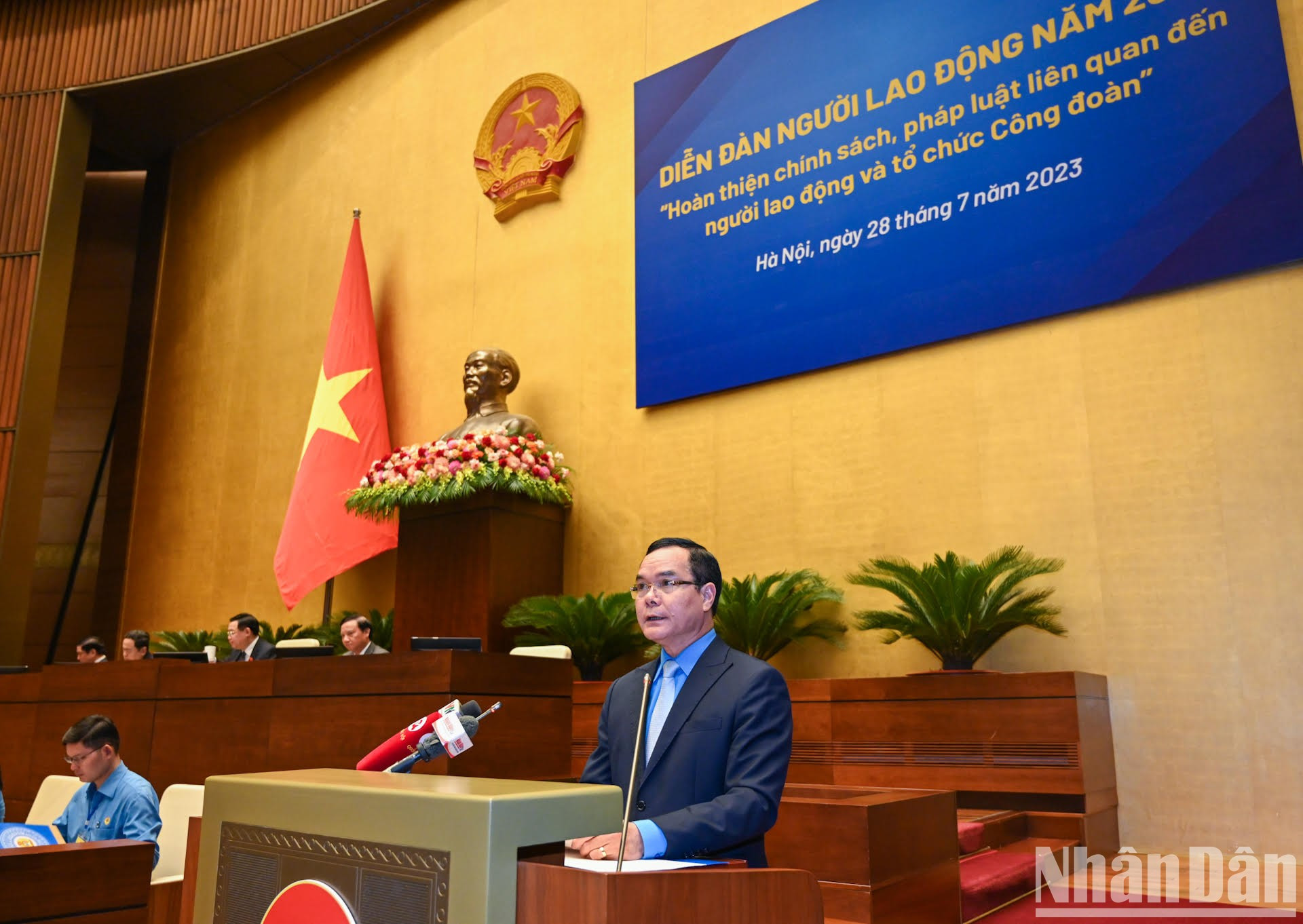 El presidente de la Confederación General del Trabajo de Vietnam, Nguyen Dinh Khang, presentó un informe en el foro.
