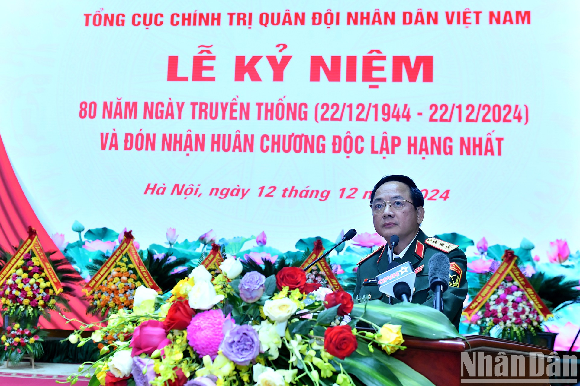 El coronel general Trinh Van Quyet, jefe de la Dirección General de Política, habla en la ceremonia. El coronel general Trinh Van Quyet, jefe de la Dirección General de Política, habla en la ceremonia.