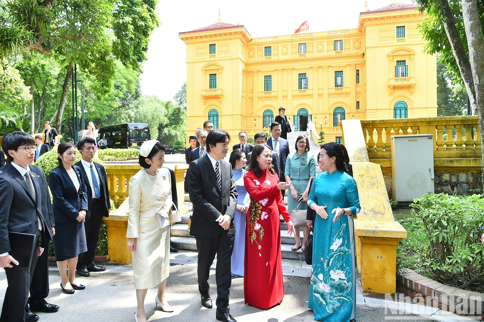 La vicejefa del Estado vietnamita Vo Thi Anh Xuan y los invitados japoneses salen del Palacio Presidencial. La vicejefa del Estado vietnamita Vo Thi Anh Xuan y los invitados japoneses salen del Palacio Presidencial.