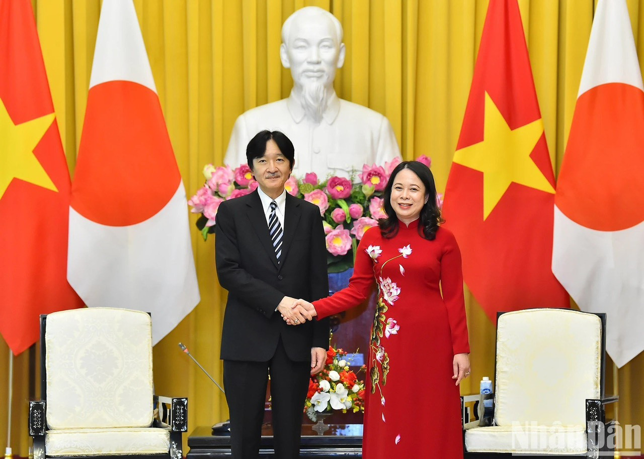 La vicemandataria vietnamita Vo Thi Anh Xuan, el príncipe heredero Akishino y la princesa Kiko en el acto.