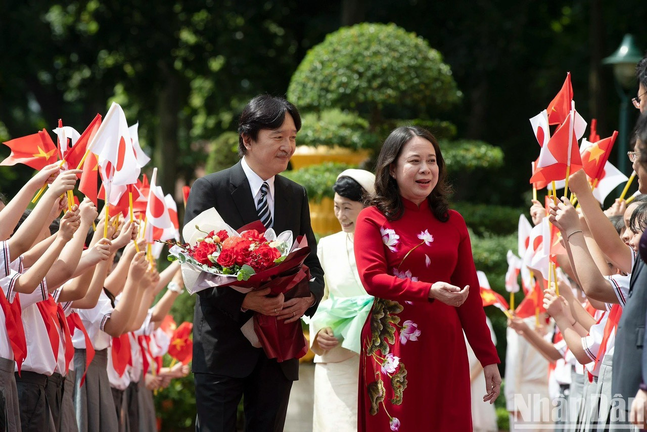 La vicepresidenta Vo Thi Anh Xuan da la bienvenida al príncipe heredero japonés Akishino y a la princesa Kiko en el Palacio Presidencial.