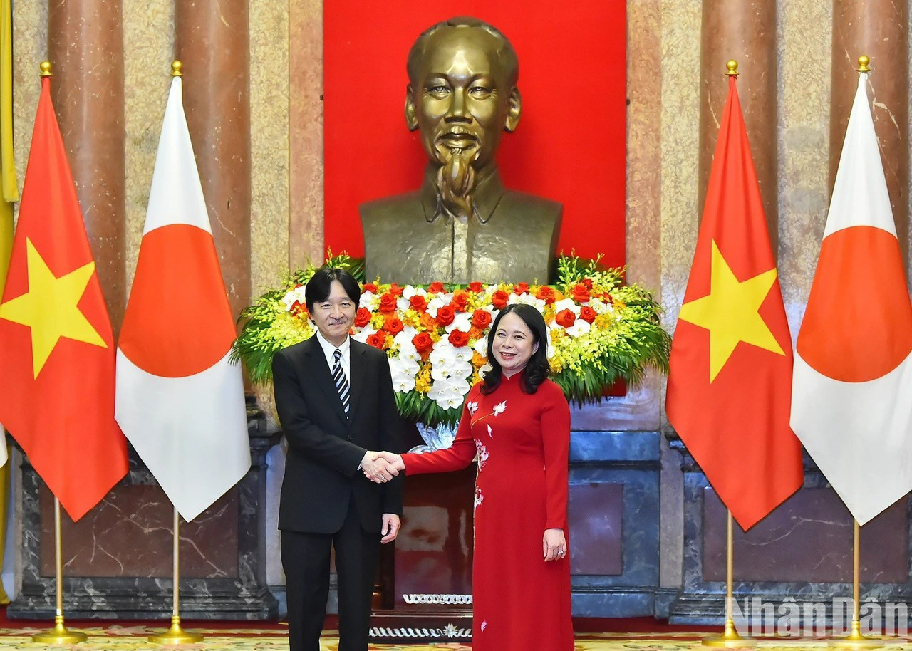 La vicepresidenta vietnamita Vo Thi Anh Xuan y el príncipe heredero japonés Akishino en la ceremonia de bienvenida.