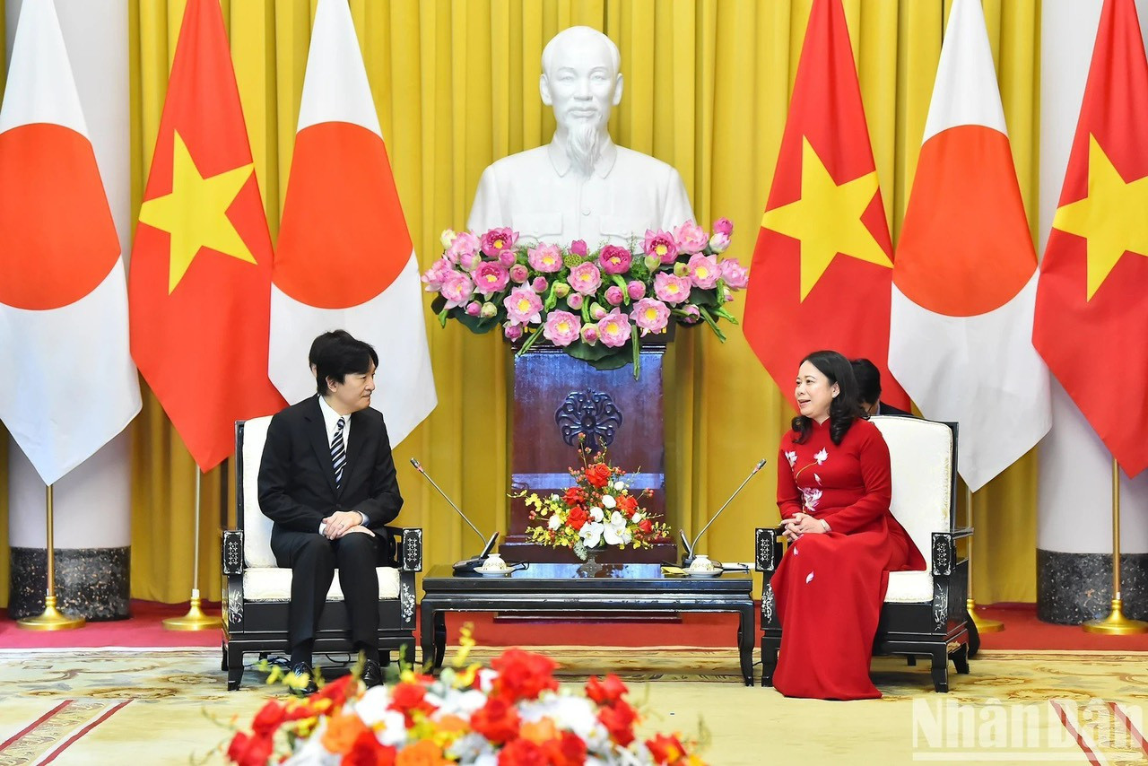 La vicepresidenta Vo Thi Anh Xuan y el príncipe heredero japonés Akishino en el encuentro.