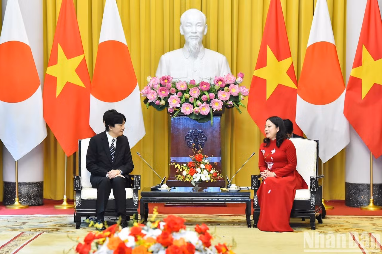 La vicepresidenta Vo Thi Anh Xuan y el príncipe heredero japonés Akishino en el encuentro.