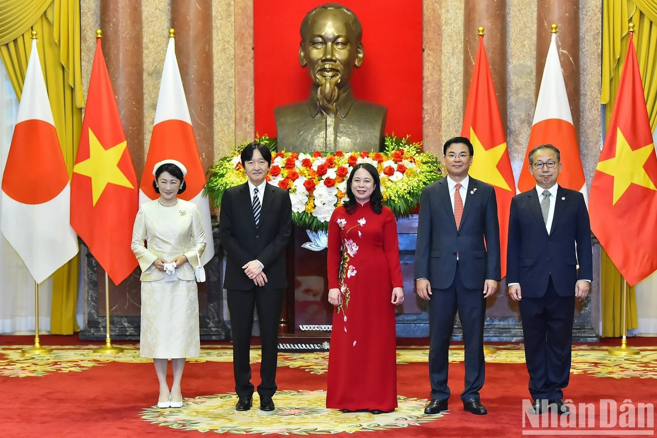 La vicejefa del Estado vietnamita Vo Thi Anh Xuan, el príncipe heredero japonés Akishino y su cónyuge Kiko, junto con altos funcionarios de los dos países en la ceremonia de bienvenida.