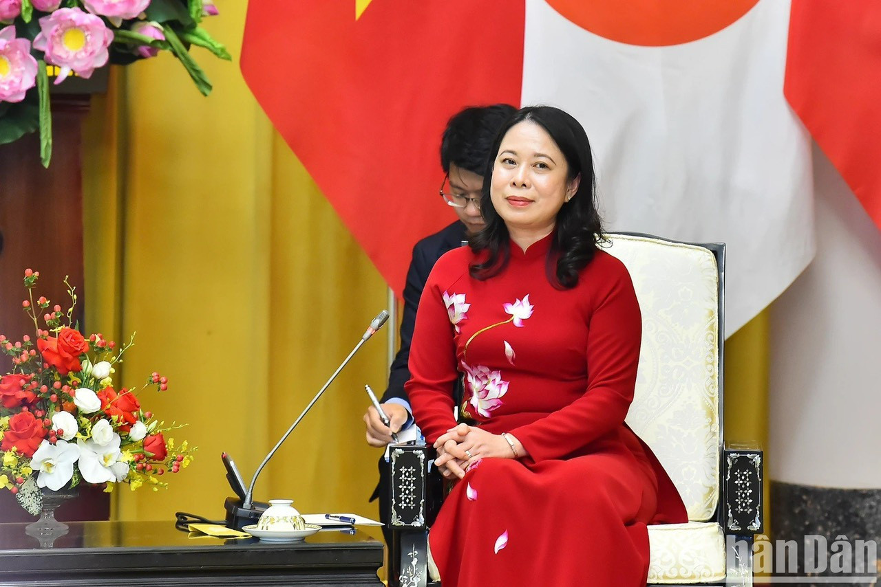 La vicepresidenta Vo Thi Anh Xuan habla en la reunión.