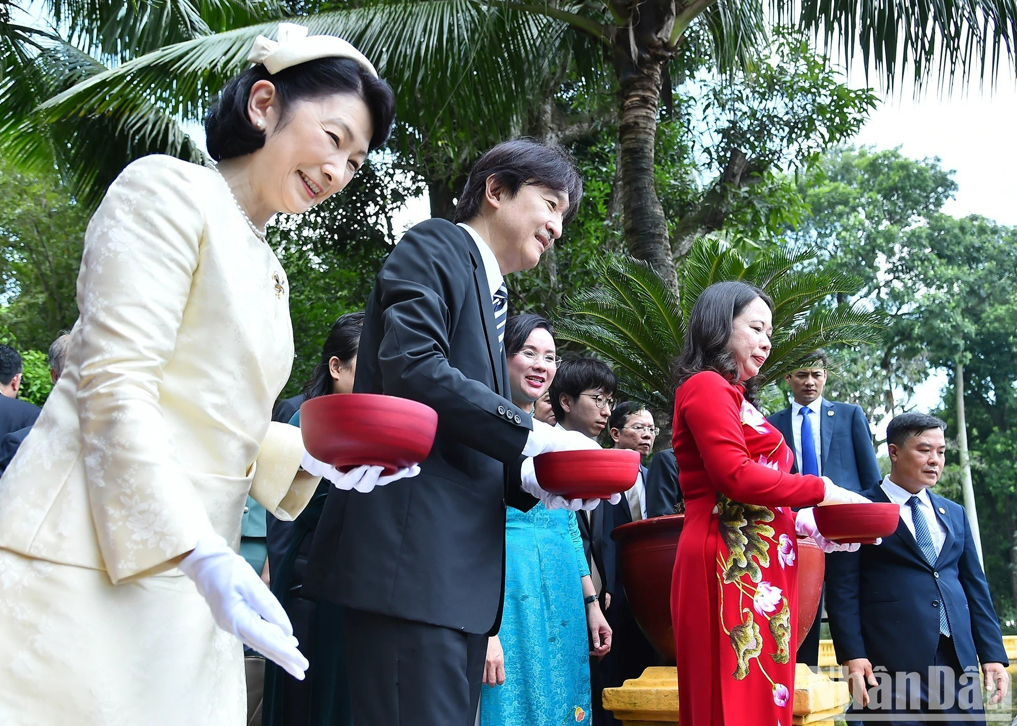 La vicejefa del Estado vietnamita Vo Thi Anh Xuan, el príncipe heredero japonés Akishino y su cónyuge Kiko visitan el estanque de peces del tío Ho. La vicejefa del Estado vietnamita Vo Thi Anh Xuan, el príncipe heredero japonés Akishino y su cónyuge Kiko visitan el estanque de peces del tío Ho.