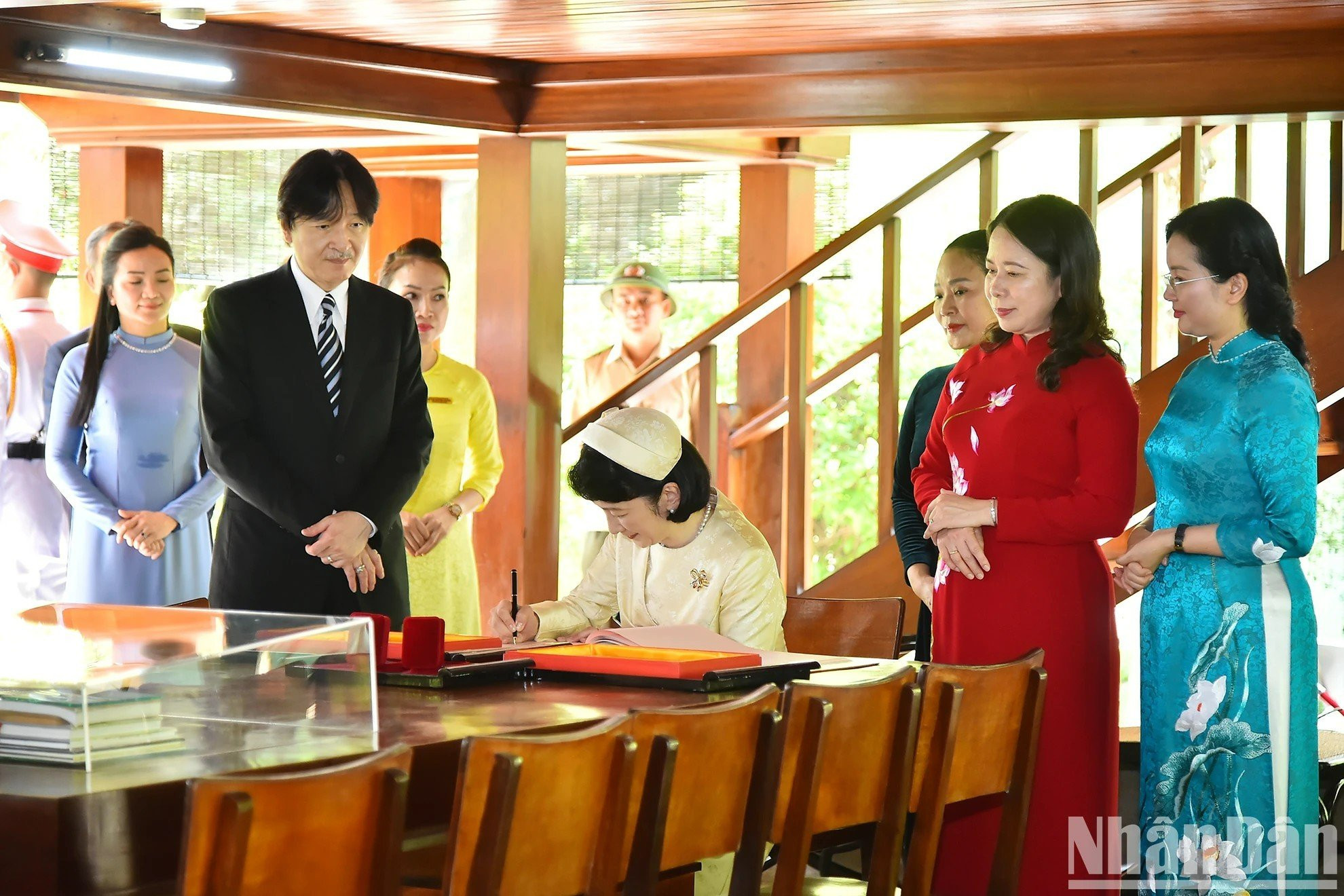 La princesa Kiko escribe en el libro de recuerdo en la casa sobre pilotes del tío Ho. La princesa Kiko escribe en el libro de recuerdo en la casa sobre pilotes del tío Ho.