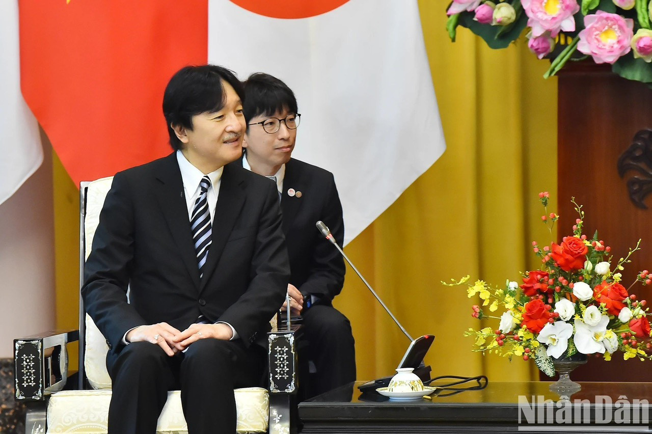 El príncipe heredero Akishino habla en la reunión.