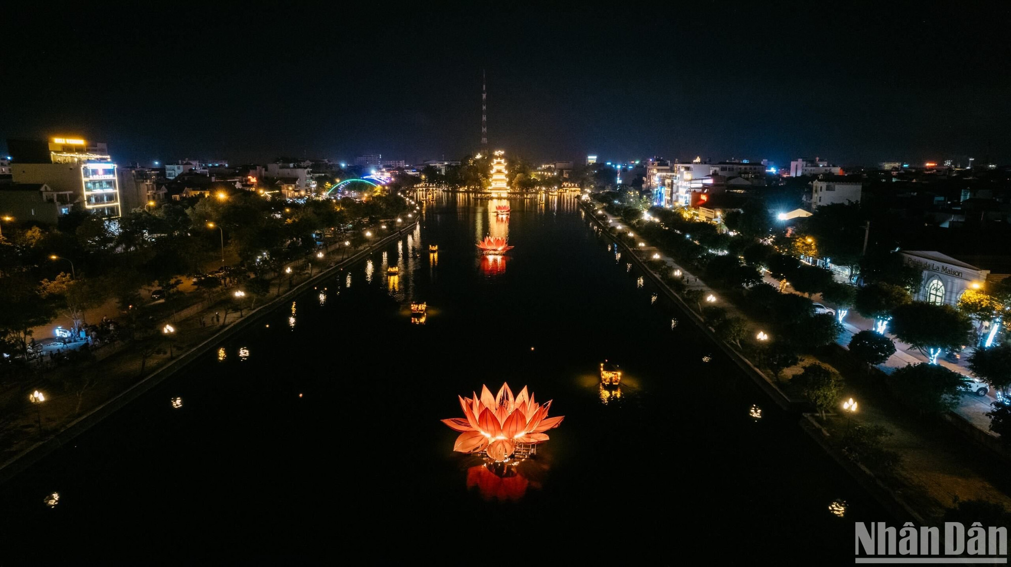 Contemplar la belleza nocturna del casco antiguo de Hoa Lu en Ninh Binh 