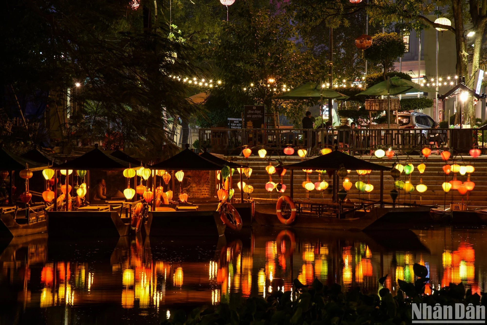 El espacio alrededor de la calle peatonal está decorado con farolillos de colores. El espacio alrededor de la calle peatonal está decorado con farolillos de colores.