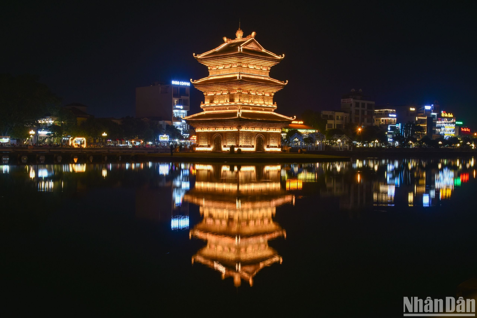 La estupa Tu An, situada en medio del lago de Ky Lan, brilla en la noche. La estupa Tu An, situada en medio del lago de Ky Lan, brilla en la noche.