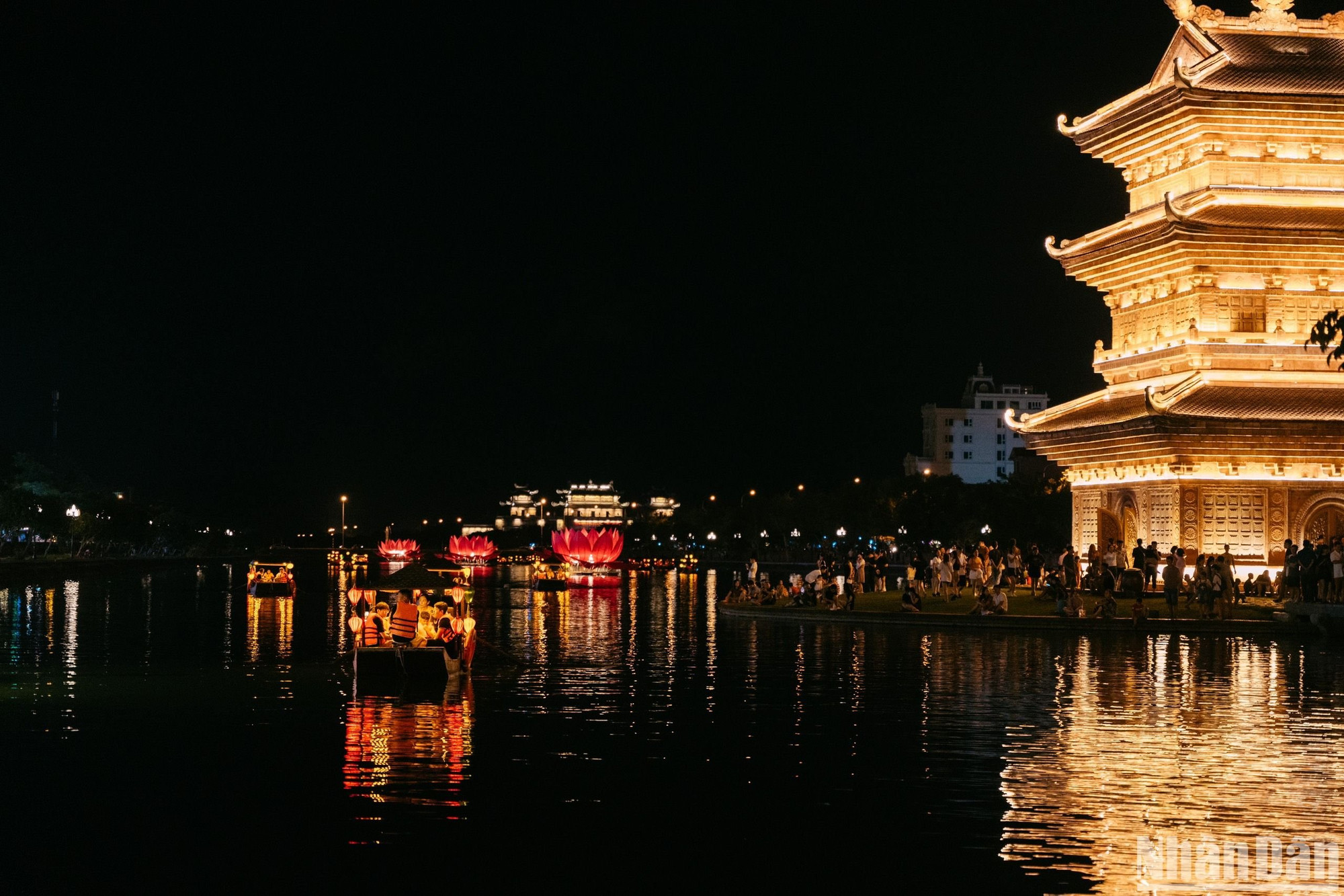 Los turistas pueden navegar en botes en el lago Ky Lan para admirar la belleza del casco antiguo en la noche. Los turistas pueden navegar en botes en el lago Ky Lan para admirar la belleza del casco antiguo en la noche.