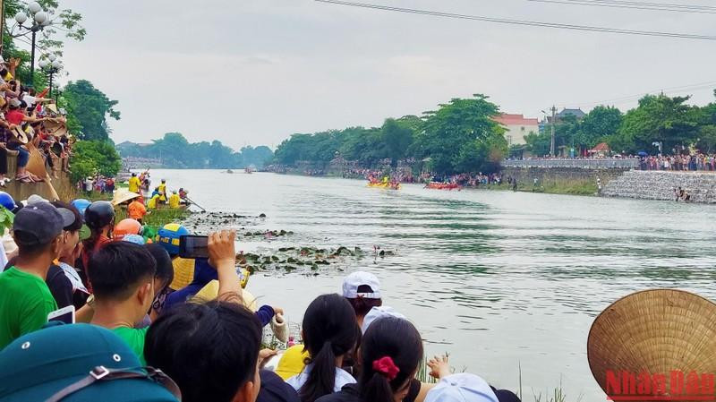 La gente animó la competencia con entusiasmo y emoción, al punto que muchos se metieron en el agua.