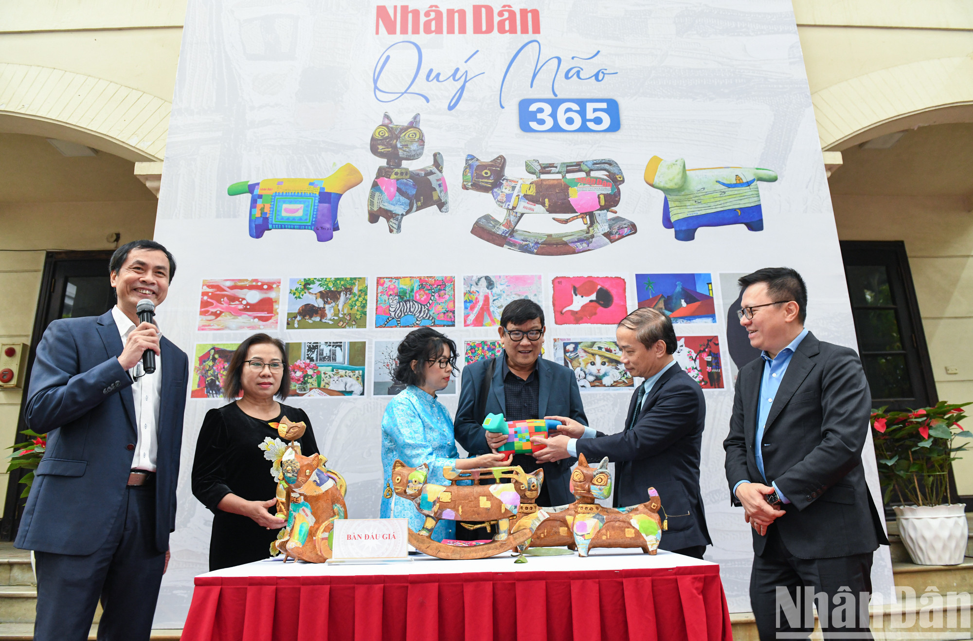 Nhan Dan presenta al público escultura originales de gatos 