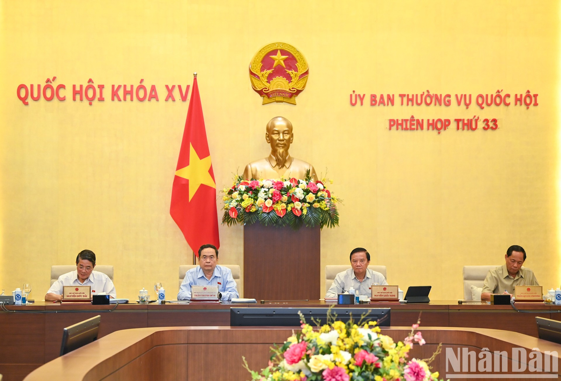 El vicepresidente permanente de la AN, Tran Thanh Man, y otros vicetitulares del órgano legislativo presiden y moderan la reunión.