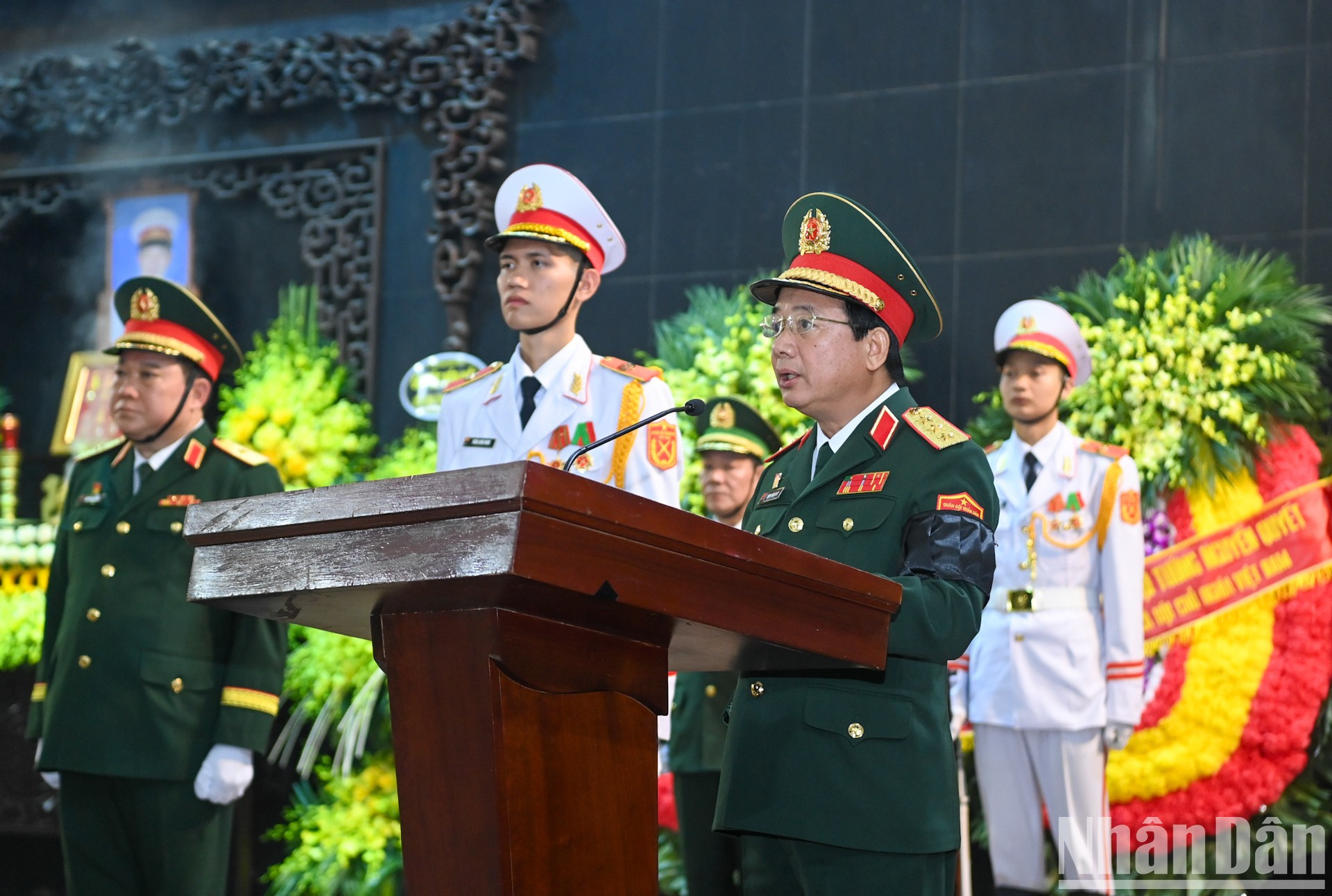 El teniente general Trinh Van Quyet, miembro permanente de la Comisión Militar Central y jefe de la Dirección General de Política del Ejército Popular de Vietnam, conduce la ceremonia.
