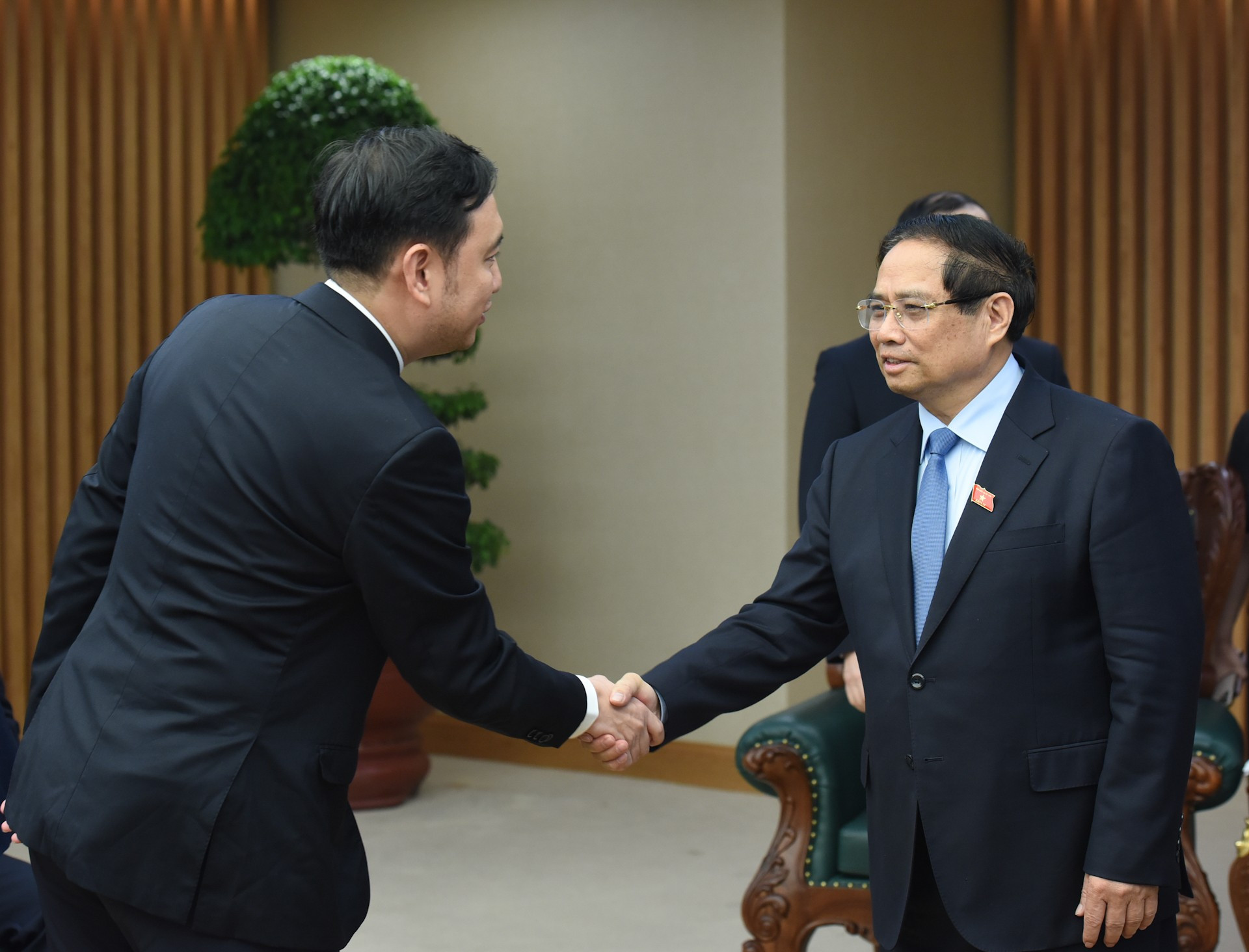 El primer ministro de Vietnam recibe a los acompañantes de Zhou Jia Yi, presidente regional para Asia-Pacífico del grupo PowerChina.