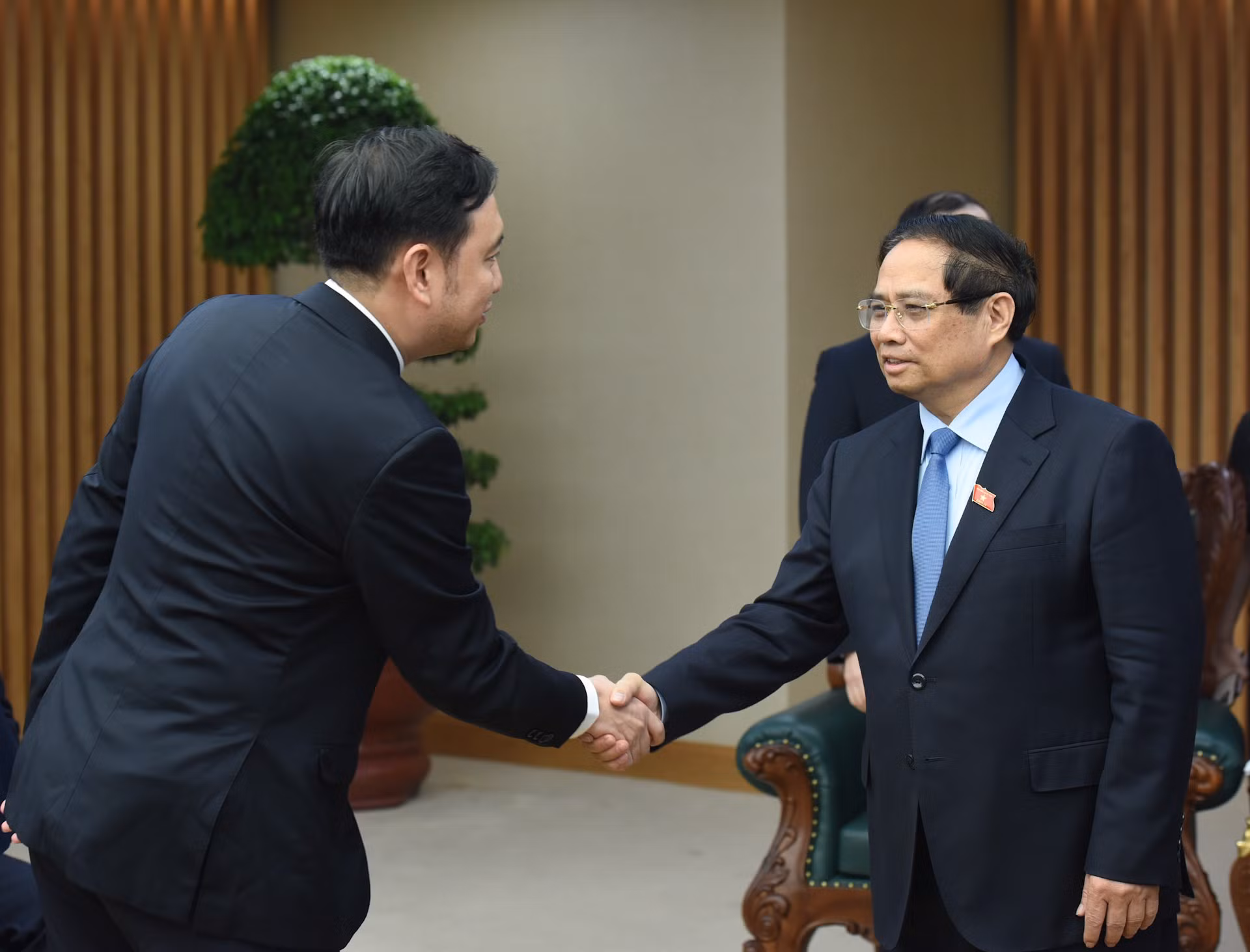 El primer ministro de Vietnam recibe a los acompañantes de Zhou Jia Yi, presidente regional para Asia-Pacífico del grupo PowerChina.