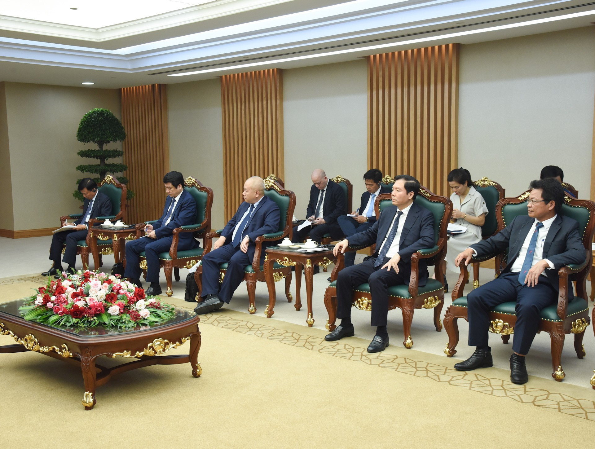 Los representantes de ministerios, órganos y empresas del Gobierno de Vietnam en el encuentro.