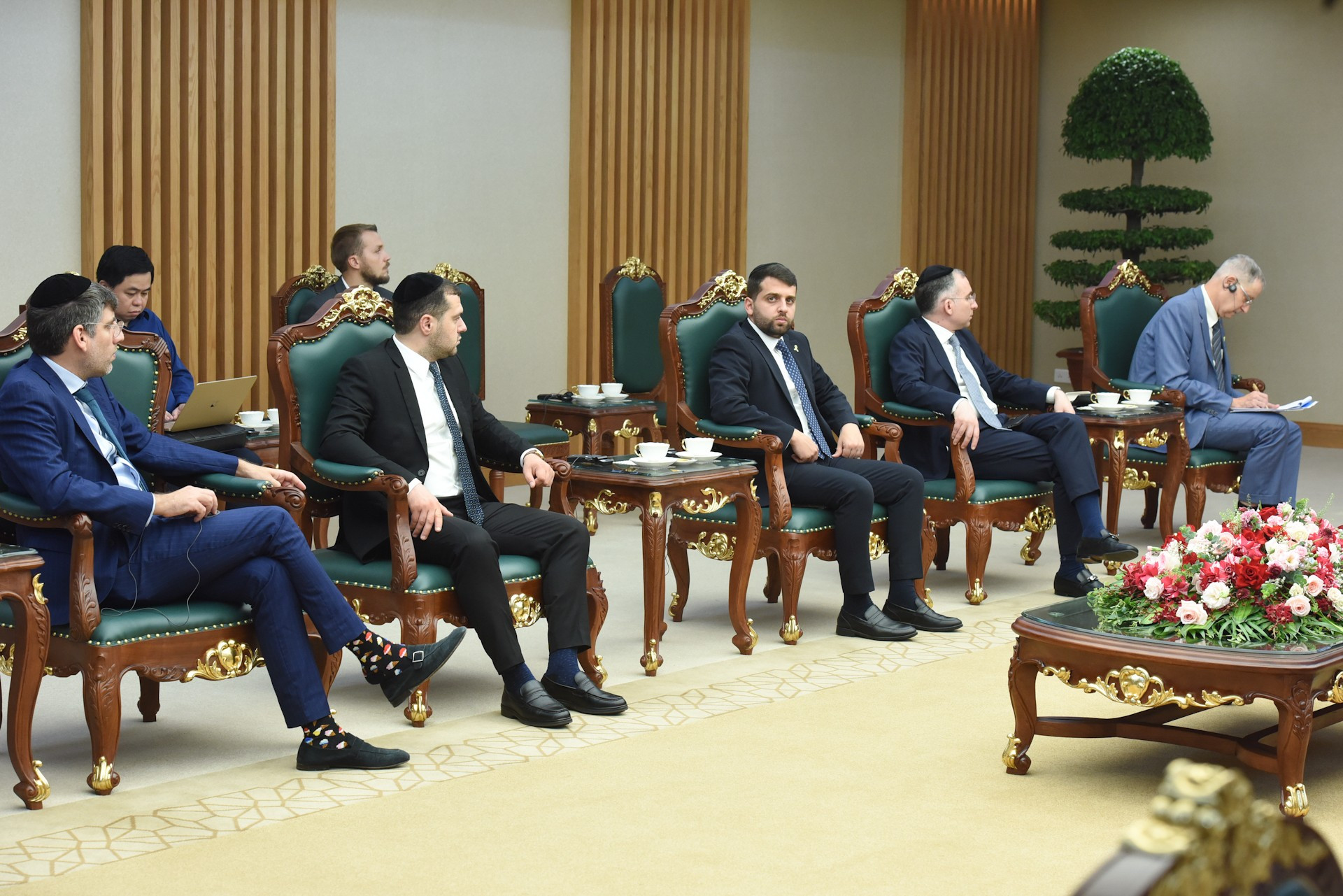 Los acompañantes de Yoav Ben Tzur, ministro de Trabajo de Israel, en la reunión. Los acompañantes de Yoav Ben Tzur, ministro de Trabajo de Israel, en la reunión.
