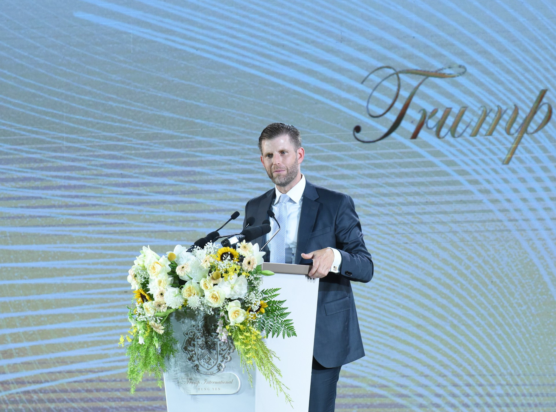 Eric Trump, vicepresidente ejecutivo de The Trump Organization, destaca que Vietnam es actualmente uno de los mercados más dinámicos y prometedores del mundo. Eric Trump, vicepresidente ejecutivo de The Trump Organization, destaca que Vietnam es actualmente uno de los mercados más dinámicos y prometedores del mundo.