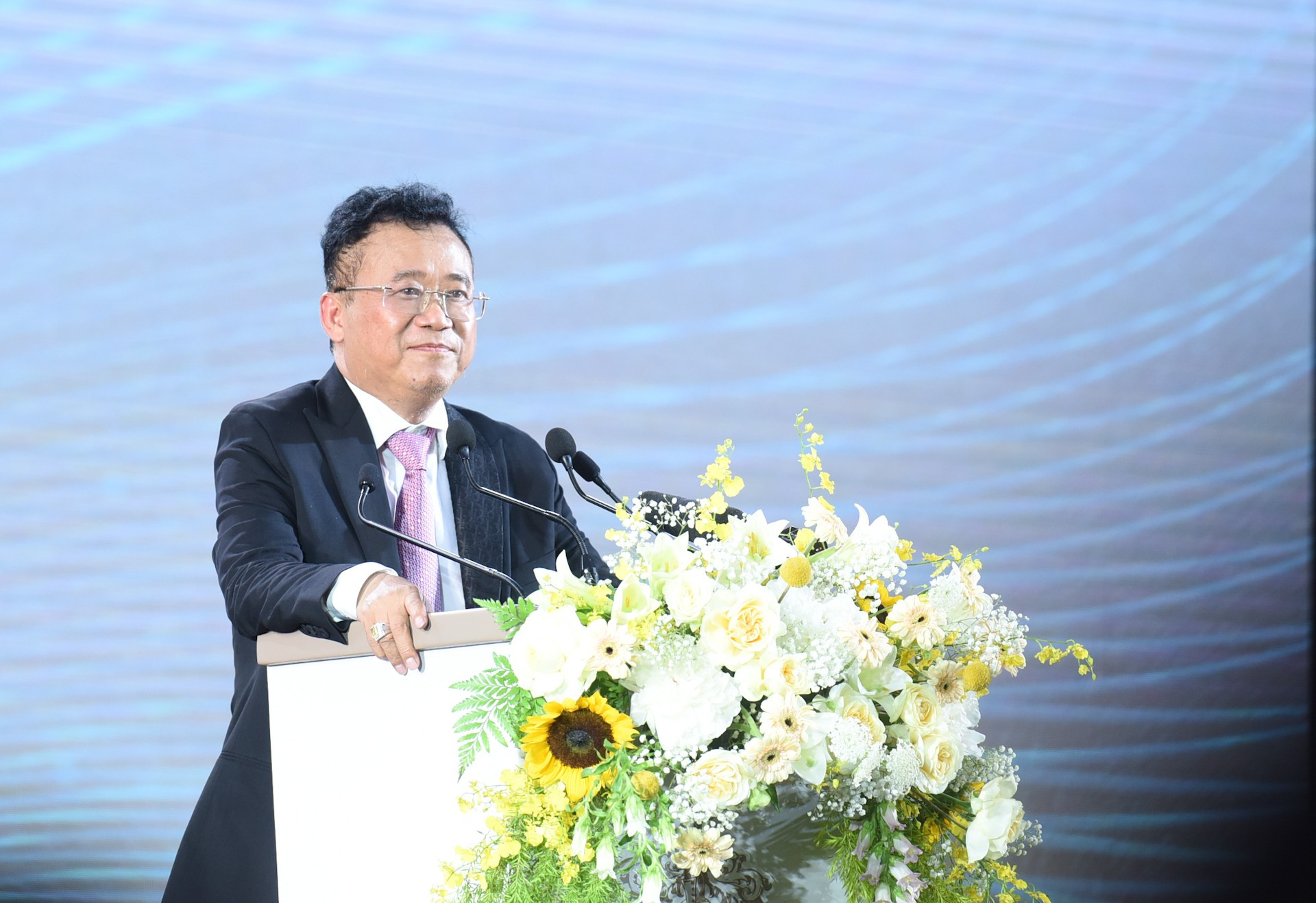 Dang Thanh Tam, presidente de la Corporación de Desarrollo Urbano Kinh Bac, pronuncia un discurso. Dang Thanh Tam, presidente de la Corporación de Desarrollo Urbano Kinh Bac, pronuncia un discurso.