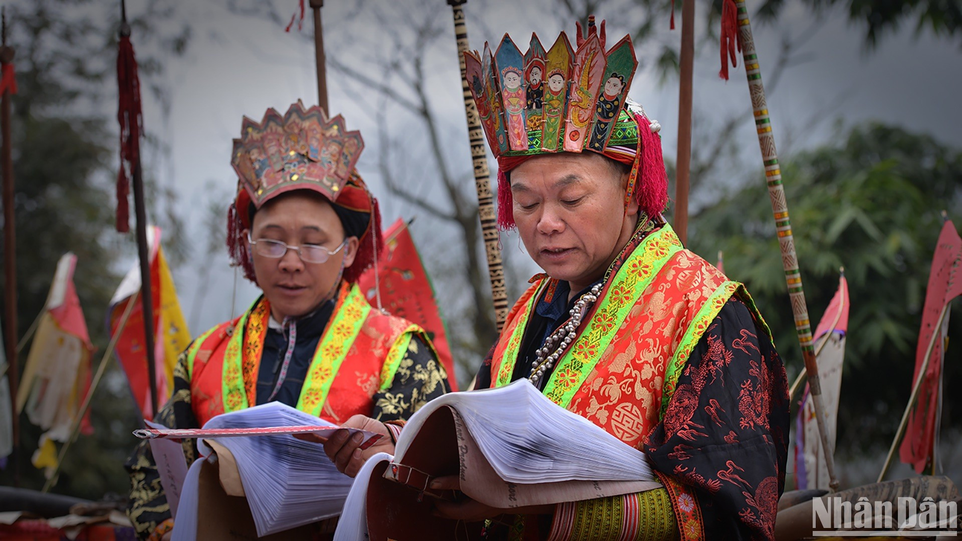 El chamán, figura central del ritual, dirige con solemnidad la ceremonia. (Foto: VU LINH)