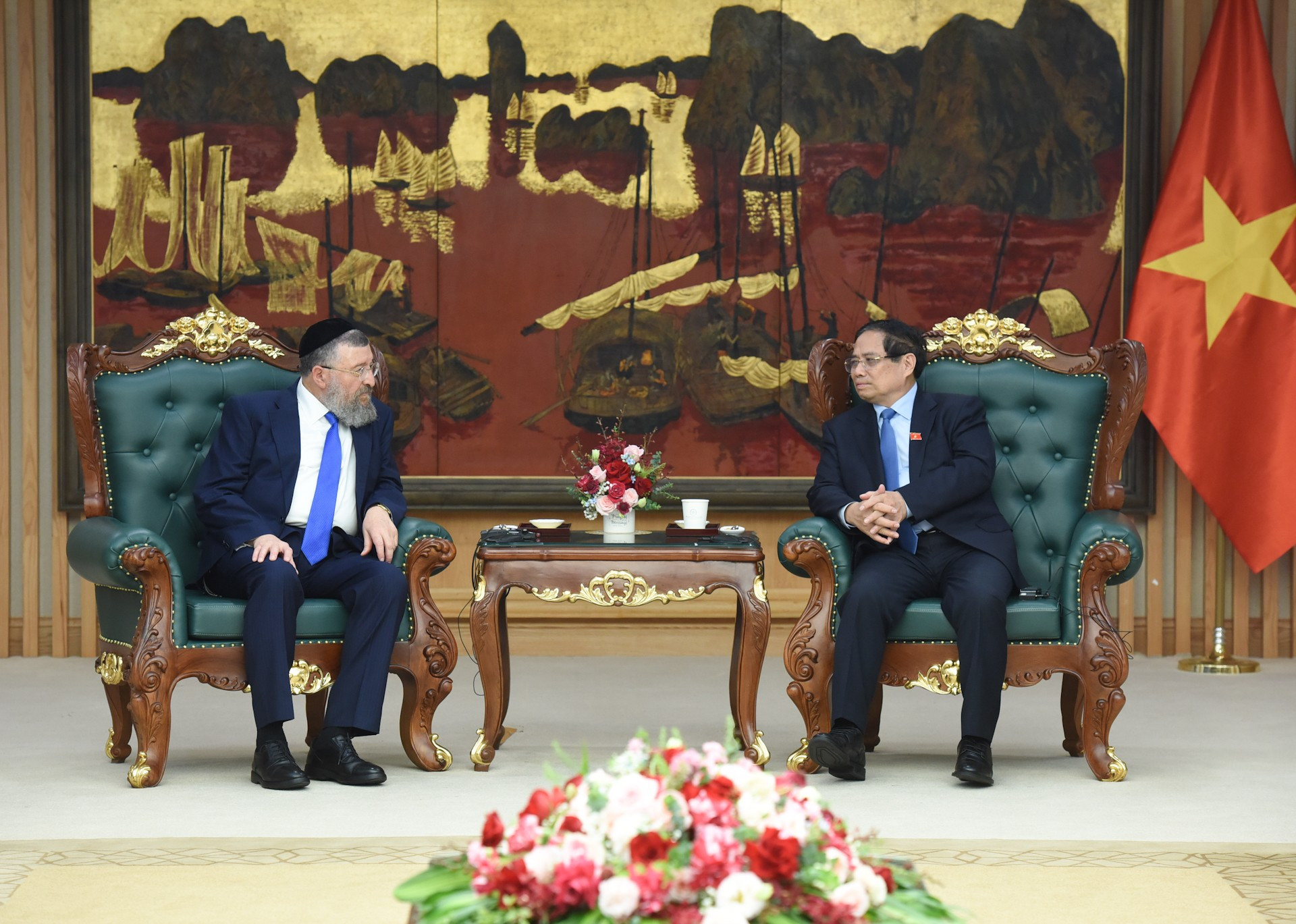 El primer ministro Pham Minh Chinh recibe a Yoav Ben Tzur, ministro de Trabajo de Israel. El primer ministro Pham Minh Chinh recibe a Yoav Ben Tzur, ministro de Trabajo de Israel.