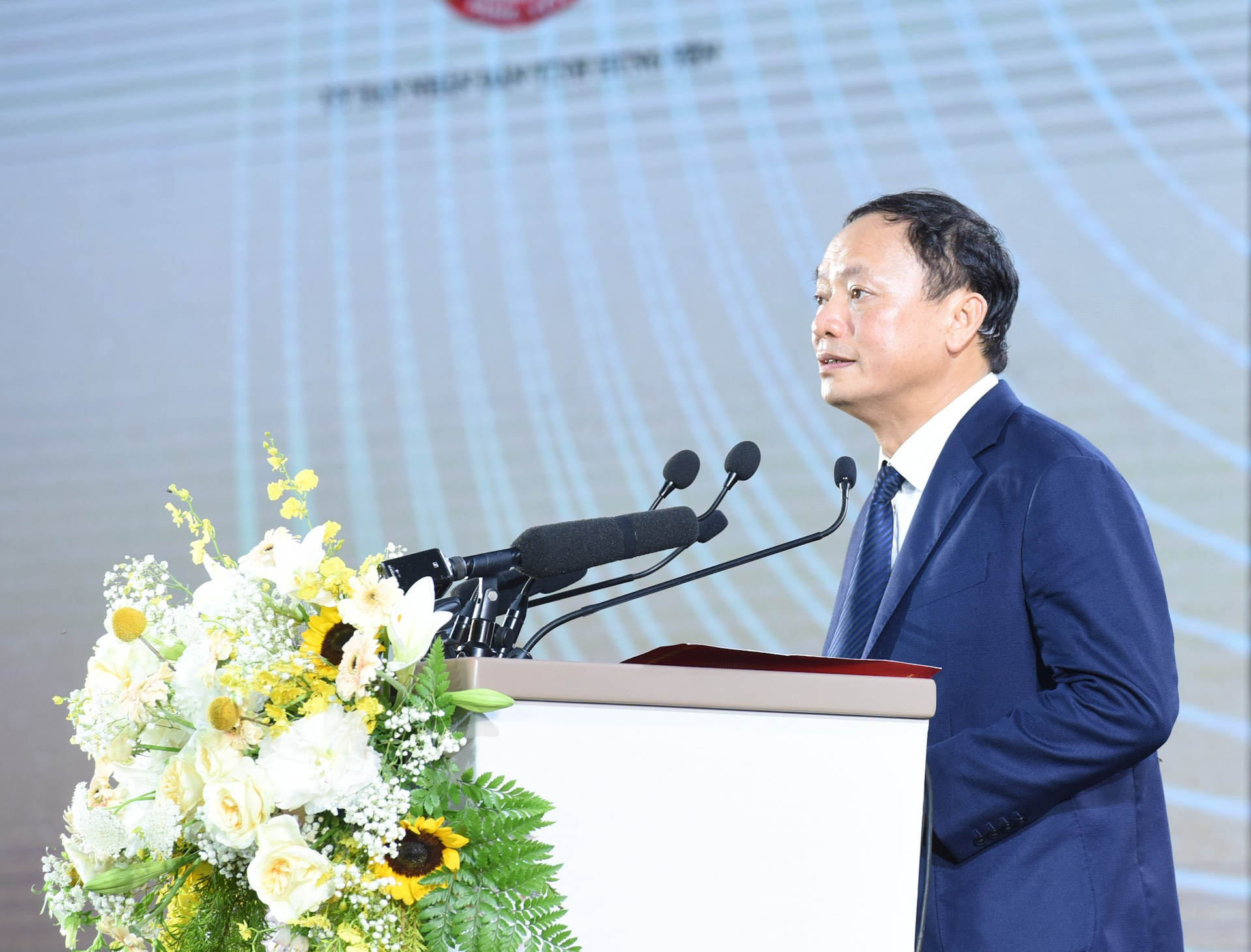 Nguyen Quoc Van, presidente del Comité Popular de Hung Yen, interviene en el acto. Nguyen Quoc Van, presidente del Comité Popular de Hung Yen, interviene en el acto.