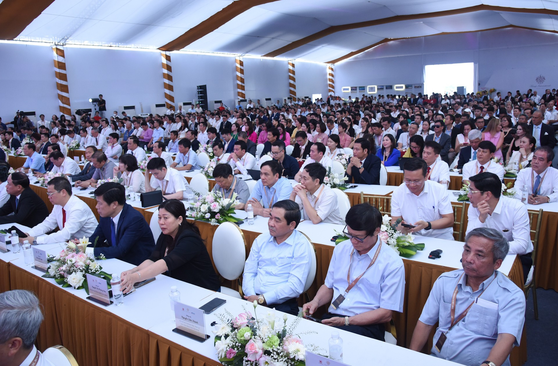 Delegados participantes en la ceremonia. Delegados participantes en la ceremonia.